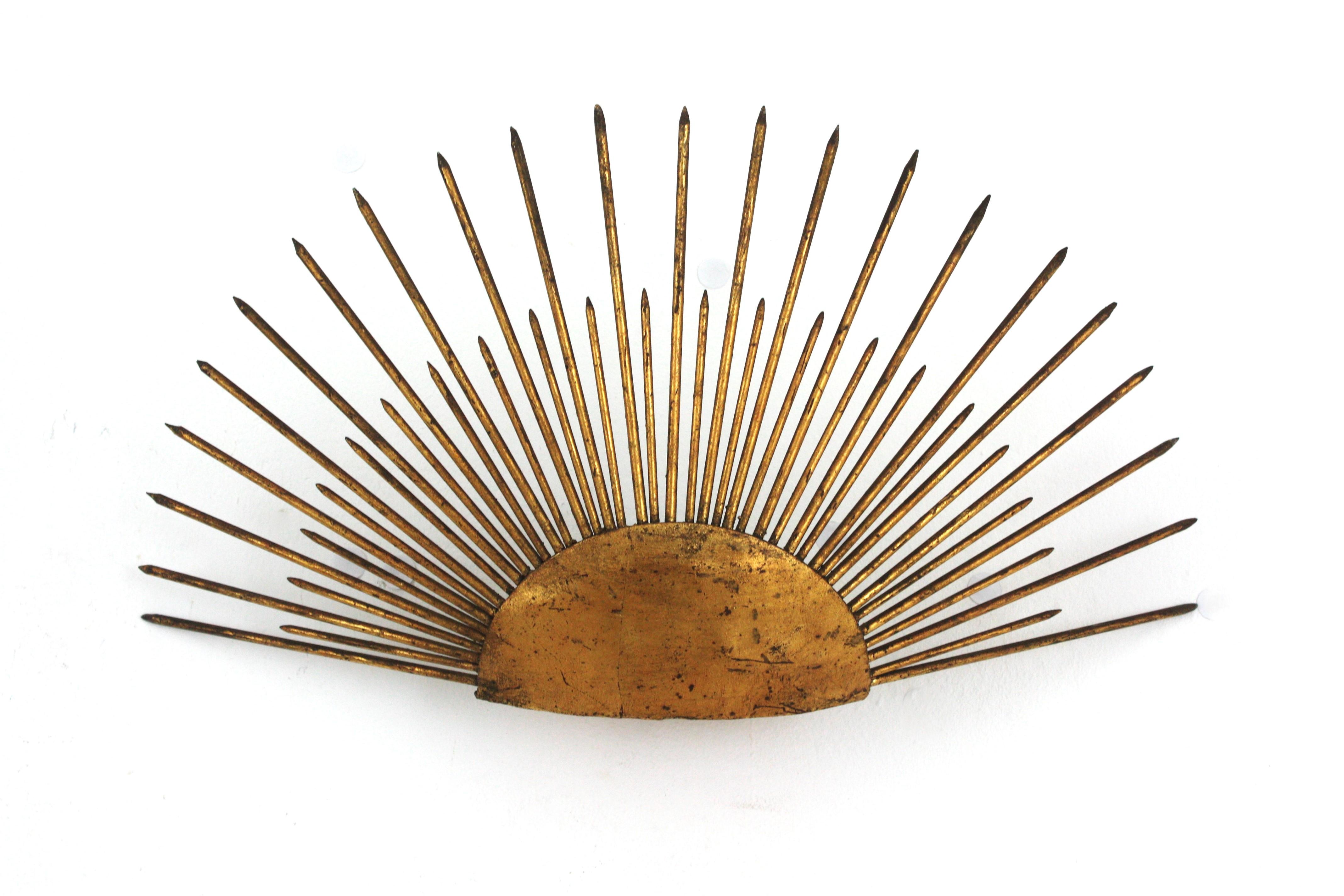 20ième siècle Paire d'appliques murales Sun Sunburst en fer forgé doré, France, années 1940 en vente