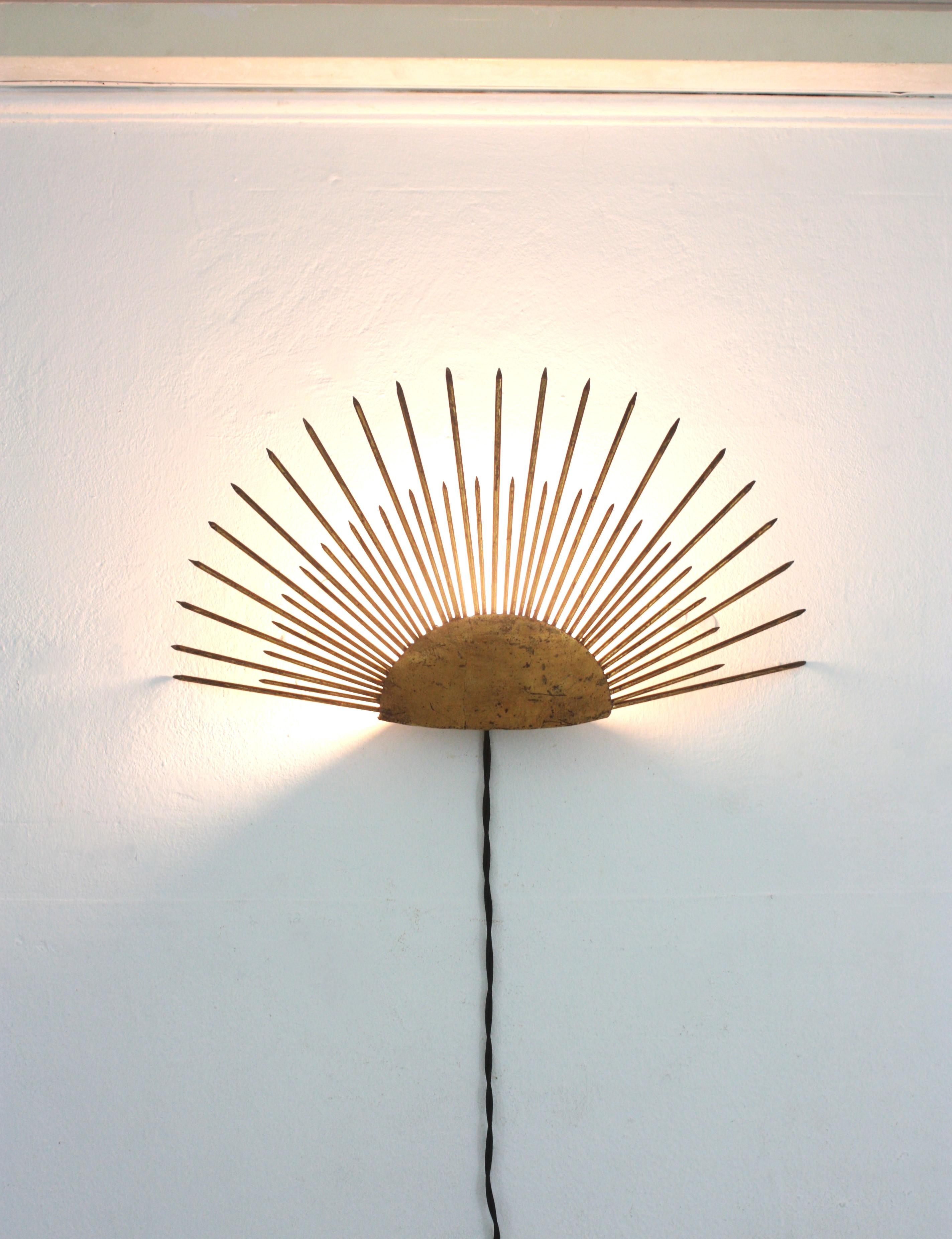 Fer Paire d'appliques murales Sun Sunburst en fer forgé doré, France, années 1940 en vente