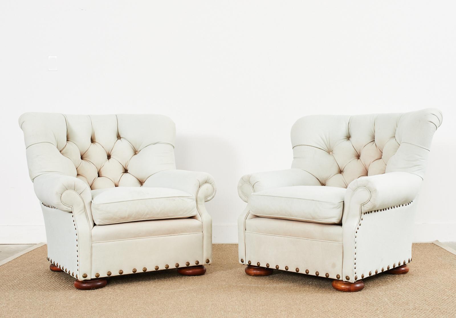 20ième siècle Paire de chaises d'écrivains Wingback en cuir attribuée à Ralph Lauren en vente