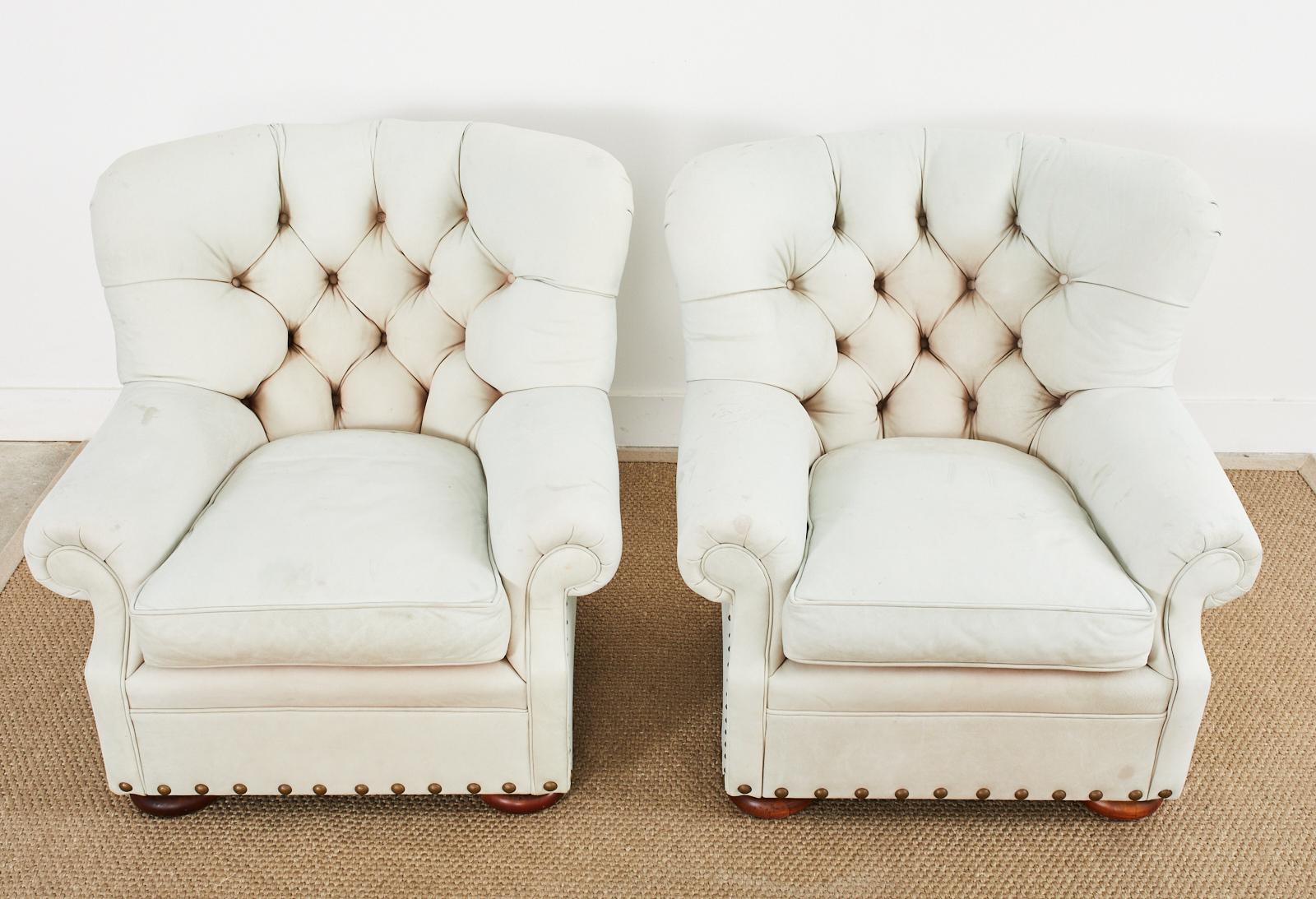 Laiton Paire de chaises d'écrivains Wingback en cuir attribuée à Ralph Lauren en vente