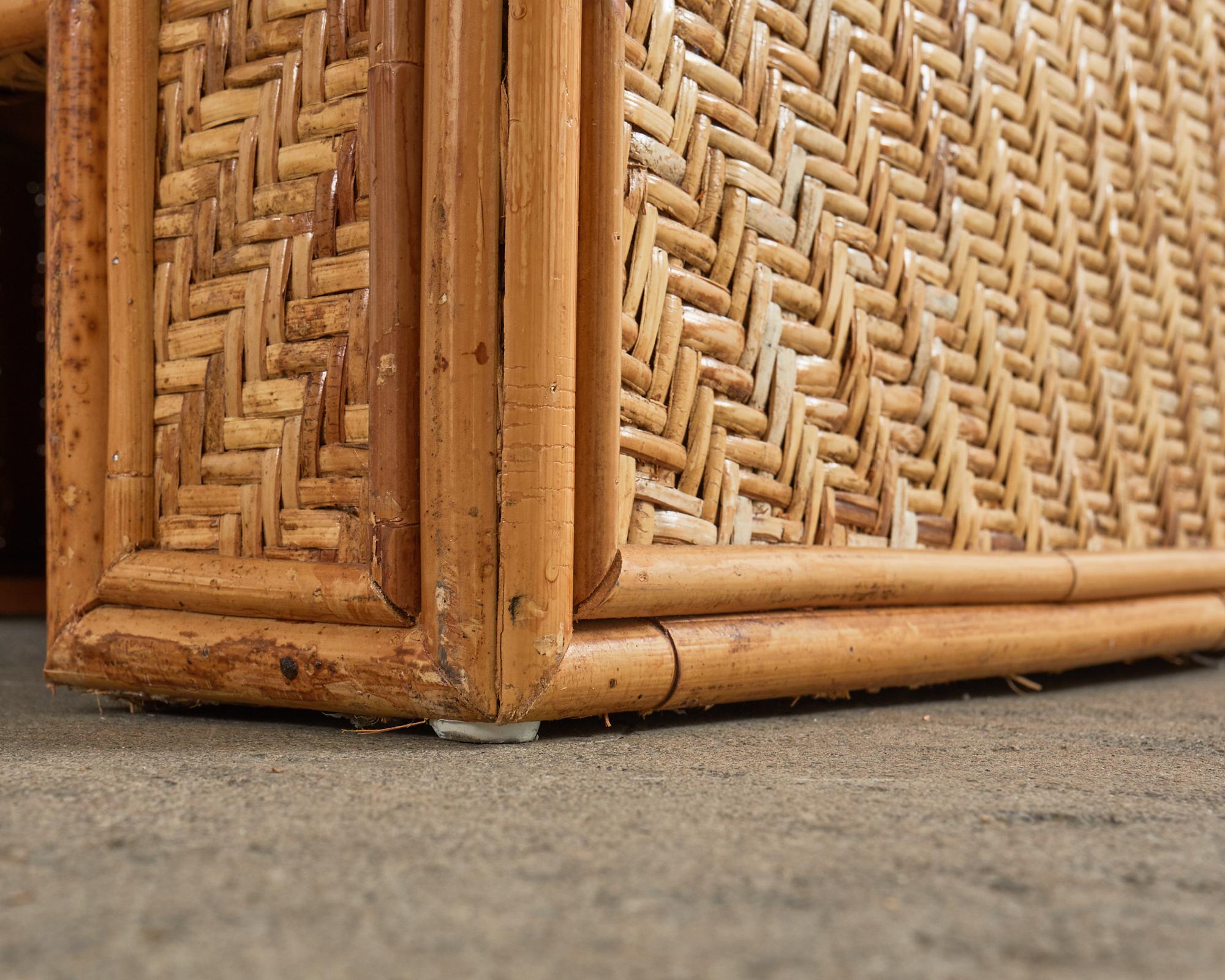 Paire de chaises longues en rotin tressé attribuées à Ralph Lauren en vente 11