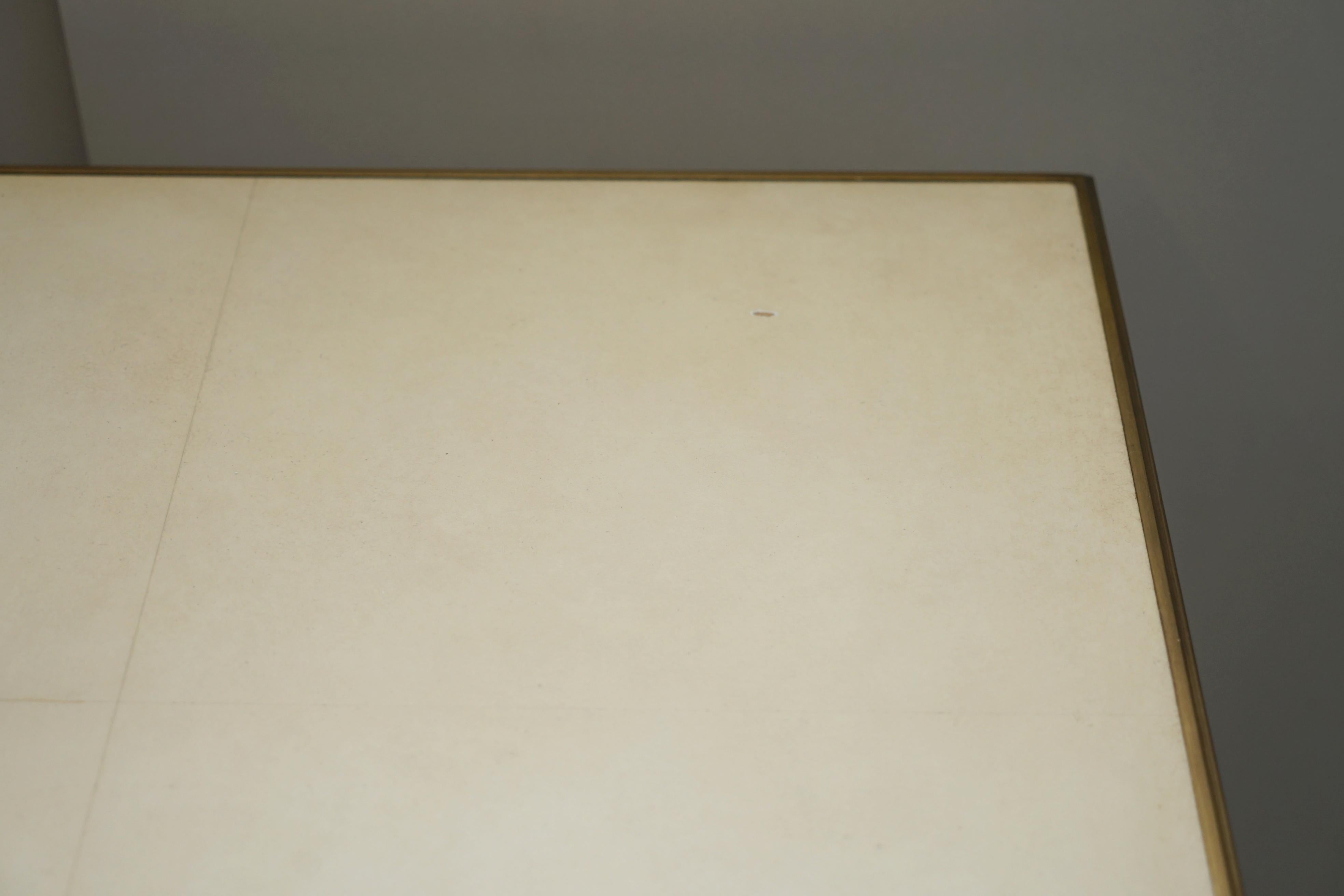 Große Beistelltische aus dem Nachlass von Ralph Lauren Cannes mit einzelnen Schubladen und Messingdetails, Paar (20. Jahrhundert) im Angebot