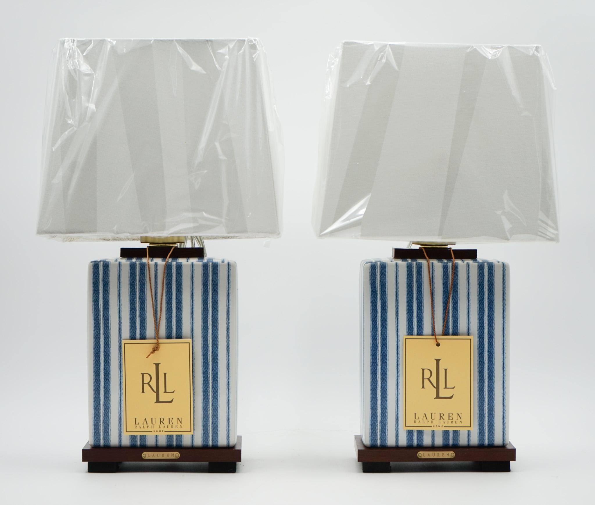 
Antiquités de Londres


Une paire sophistiquée de lampes de table Lauren Ralph Lauren en céramique bleue et blanche, une élégante base en bois et des détails en laiton. Chaque lampe comprend son étiquette LRL d'origine et sa plaque en laiton