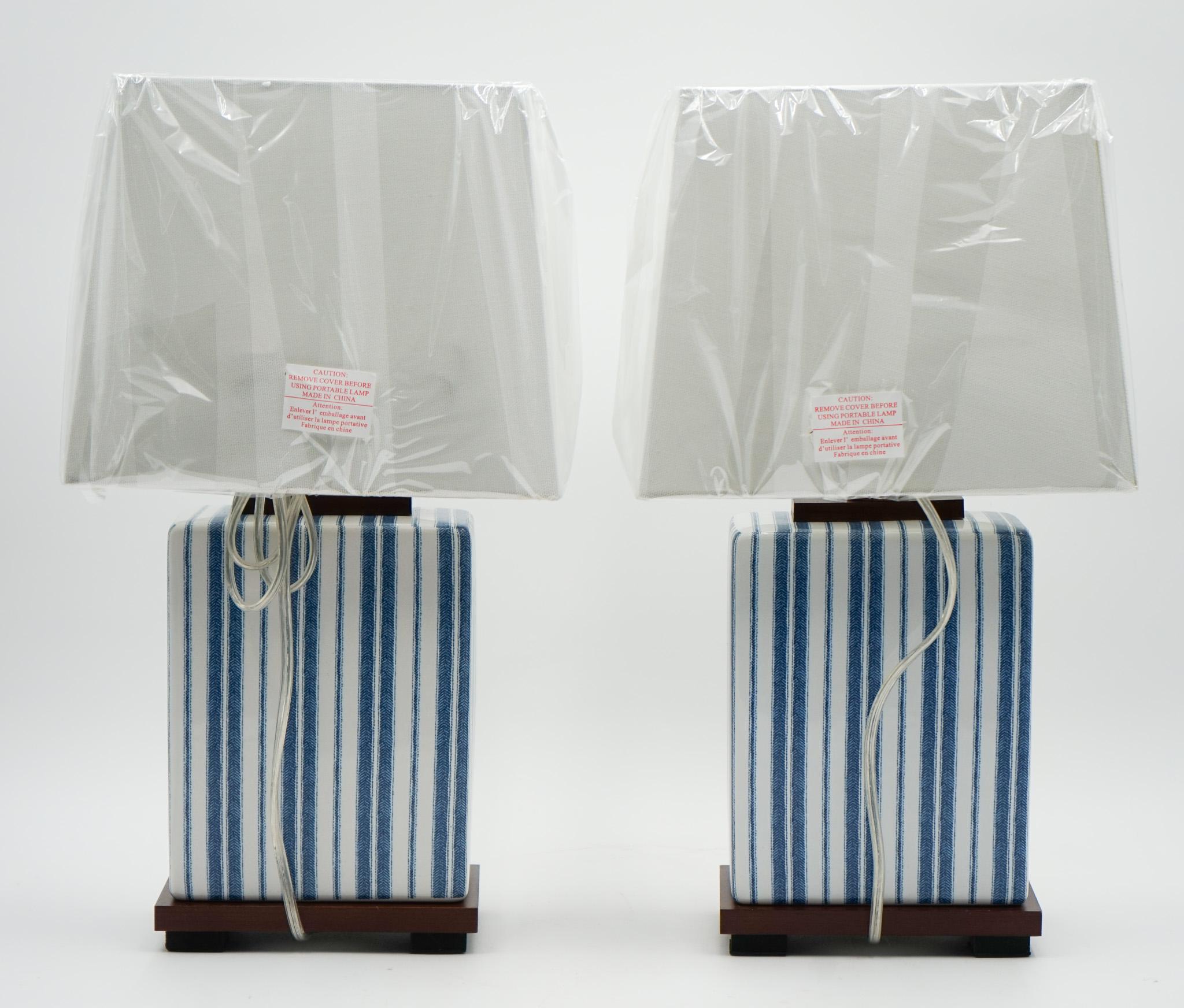 Fait main PAIRE DE LAMPES DE TABLE EN CÉRAMIQUE BLEUE RALPH LAUREN EX DISPLAY INCLUANT LES COUCHES (1/1) en vente