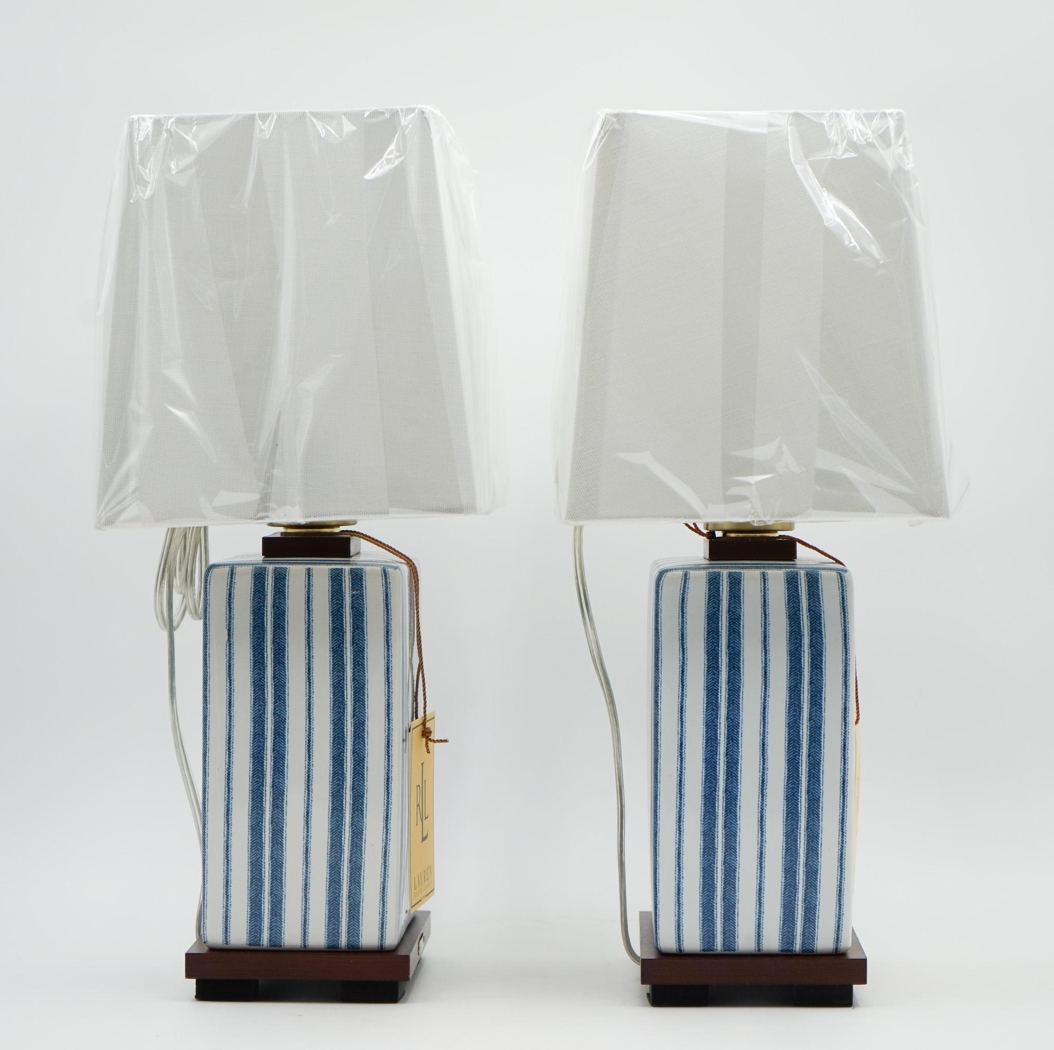 PAIRE DE LAMPES DE TABLE EN CÉRAMIQUE BLEUE RALPH LAUREN EX DISPLAY INCLUANT LES COUCHES (1/1) Bon état - En vente à Pulborough, GB