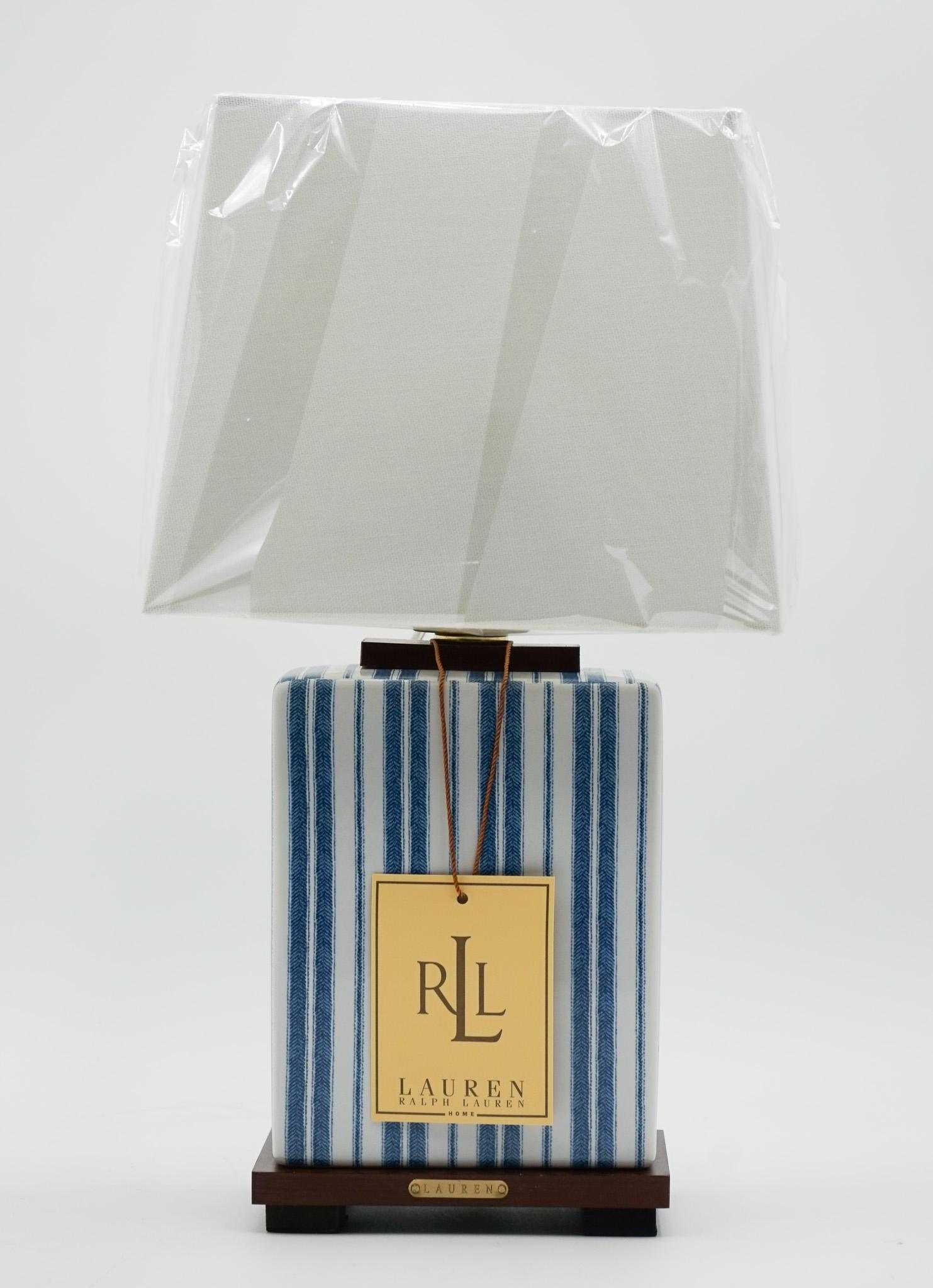 XXIe siècle et contemporain PAIRE DE LAMPES DE TABLE EN CÉRAMIQUE BLEUE RALPH LAUREN EX DISPLAY INCLUANT LES COUCHES (1/1) en vente