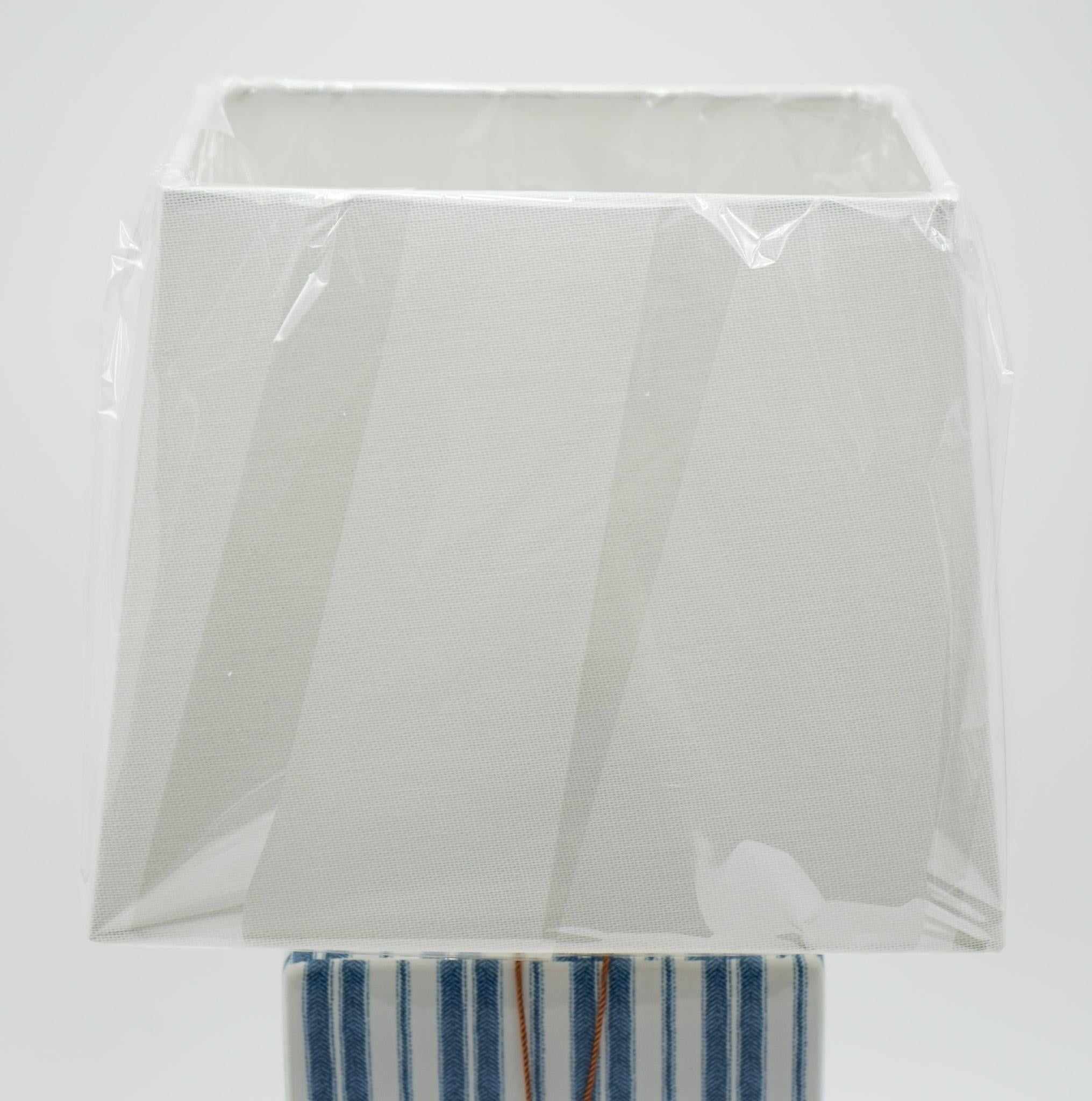 Céramique PAIRE DE LAMPES DE TABLE EN CÉRAMIQUE BLEUE RALPH LAUREN EX DISPLAY INCLUANT LES COUCHES (1/1) en vente