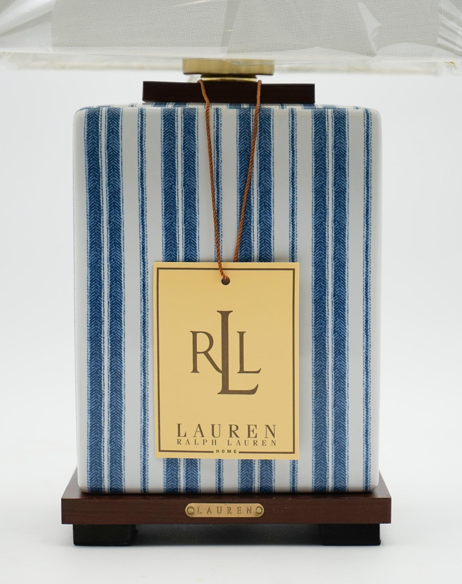 PAIRE DE LAMPES DE TABLE EN CÉRAMIQUE BLEUE RALPH LAUREN EX DISPLAY INCLUANT LES COUCHES (1/1) en vente 1