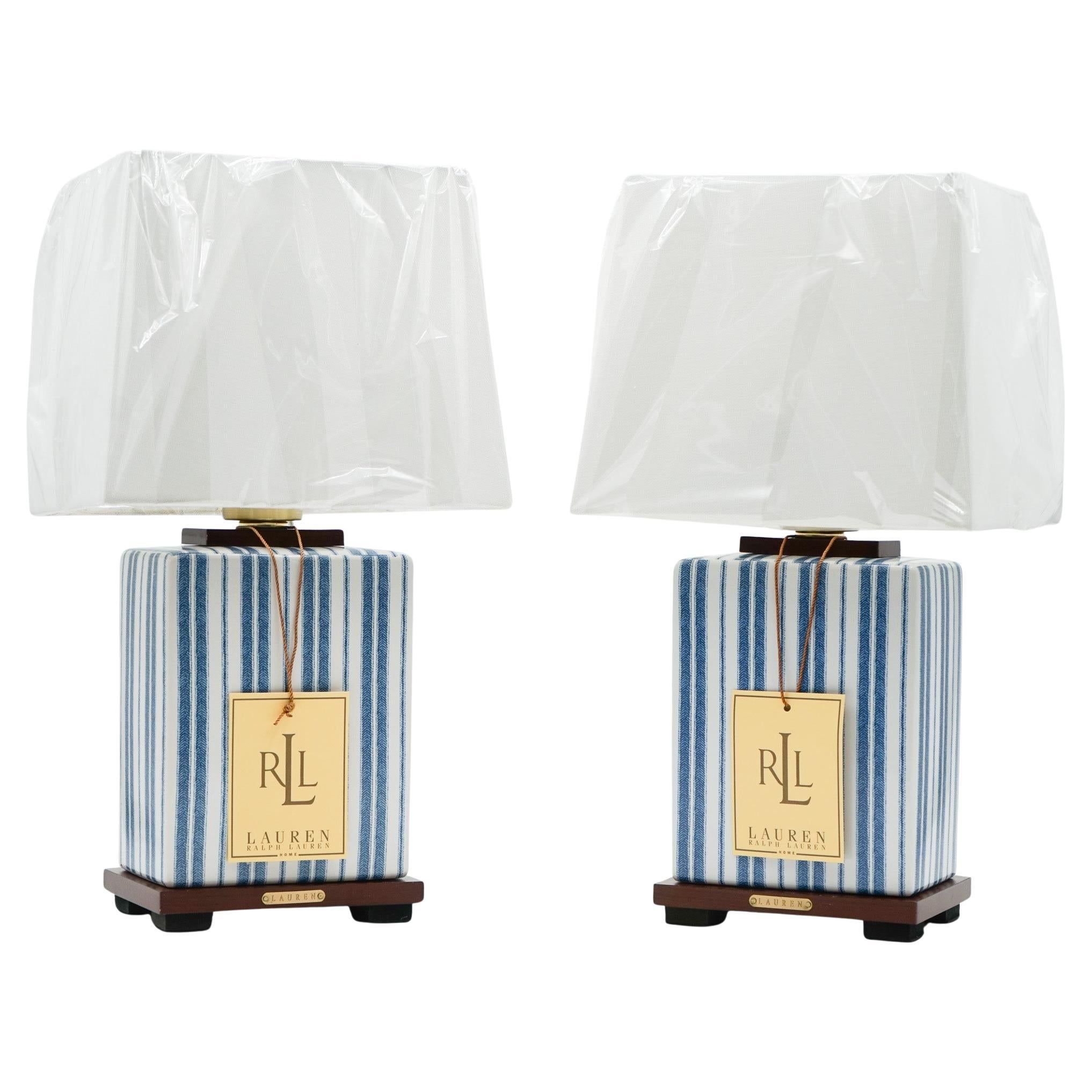 PAIRE DE LAMPES DE TABLE EN CÉRAMIQUE BLEUE RALPH LAUREN EX DISPLAY INCLUANT LES COUCHES (1/1) en vente