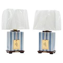 PAIRE DE LAMPES DE TABLE EN CÉRAMIQUE BLEUE RALPH LAUREN EX DISPLAY INCLUANT LES COUCHES (1/1)