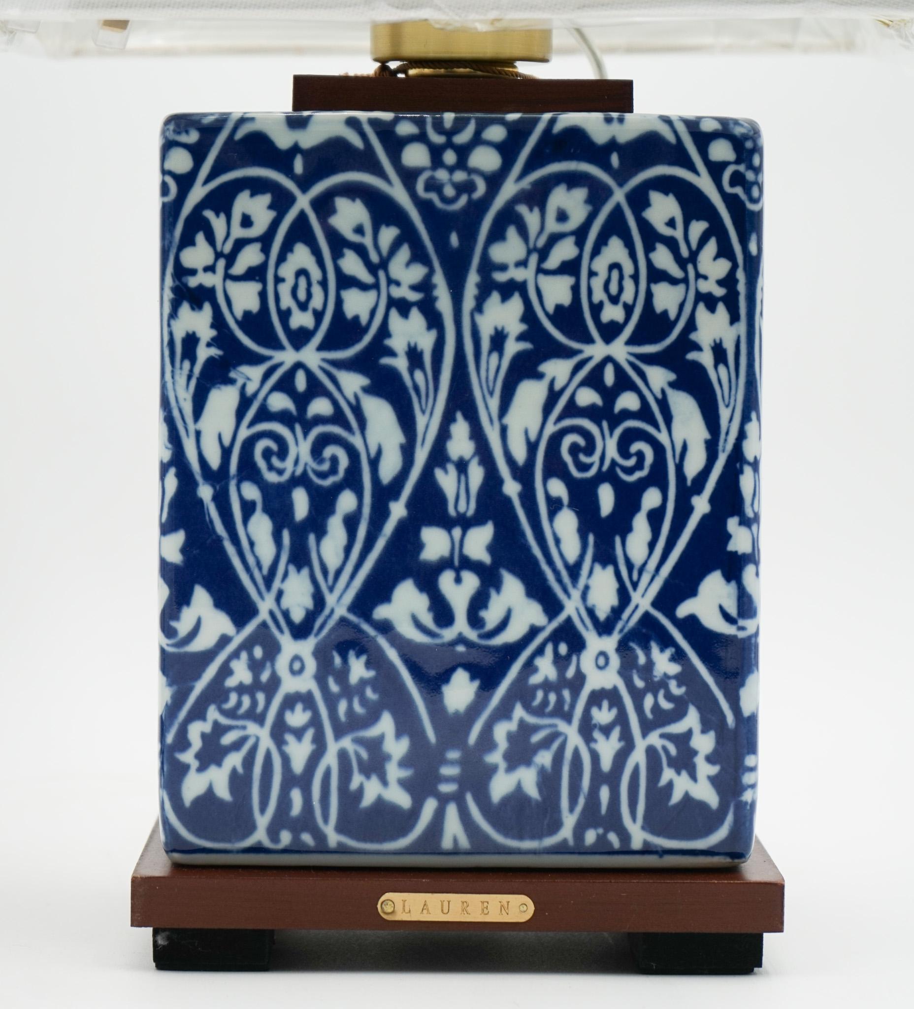 PAR DE LÁMPARAS DE MESA DE CERÁMICA AZUL Y BLANCA RALPH LAUREN EX DISPLAY (1/2) en venta 2