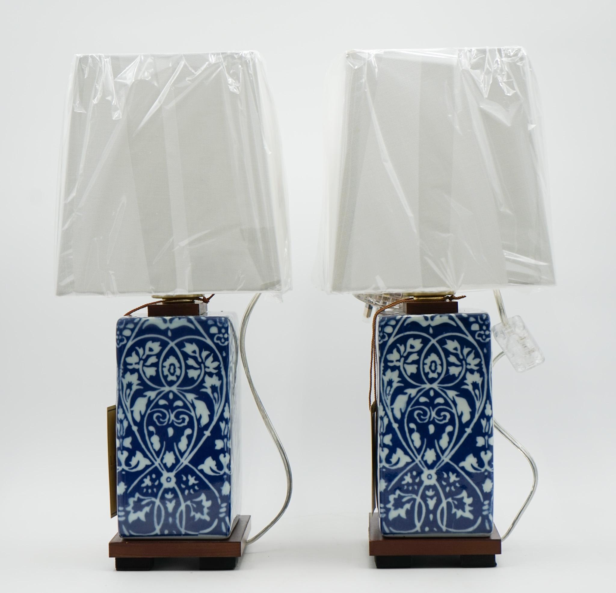 PAR DE LÁMPARAS DE MESA DE CERÁMICA AZUL Y BLANCA RALPH LAUREN EX DISPLAY (2/2) Hecho a mano en venta