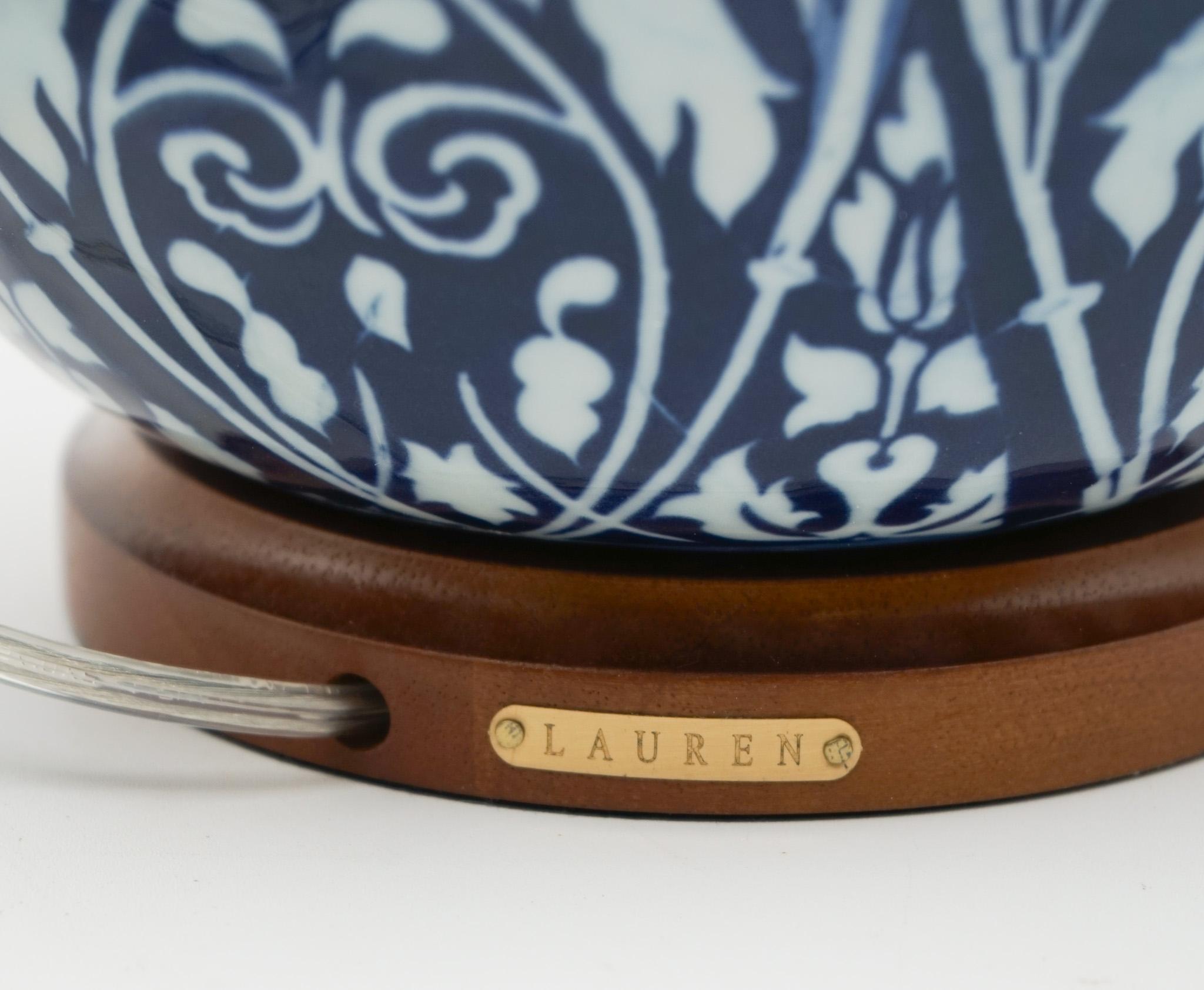 
Antiquités de Londres


Paire de lampes de table sophistiquées en céramique bleue et blanche de Lauren Ralph Lauren, présentant un motif floral complexe et une élégante base en bois avec des détails en laiton. Chaque lampe comprend son étiquette