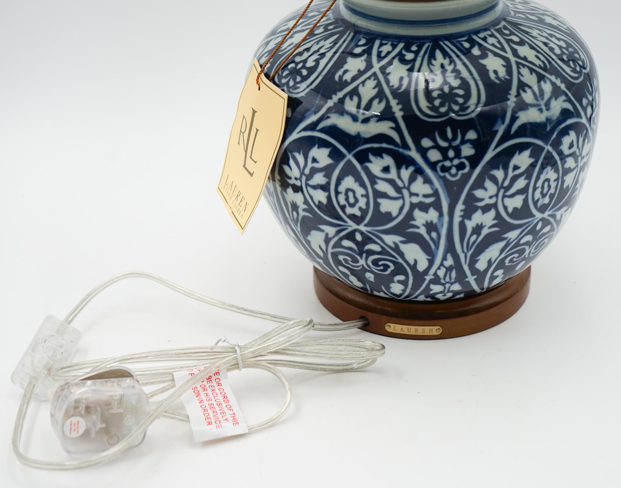 Américain PAIR DE LAMPES DE TABLE EN CERAMIQUE RALPH LAUREN EX DISPLAY INCLUANT LES COUCHES (1/2) en vente