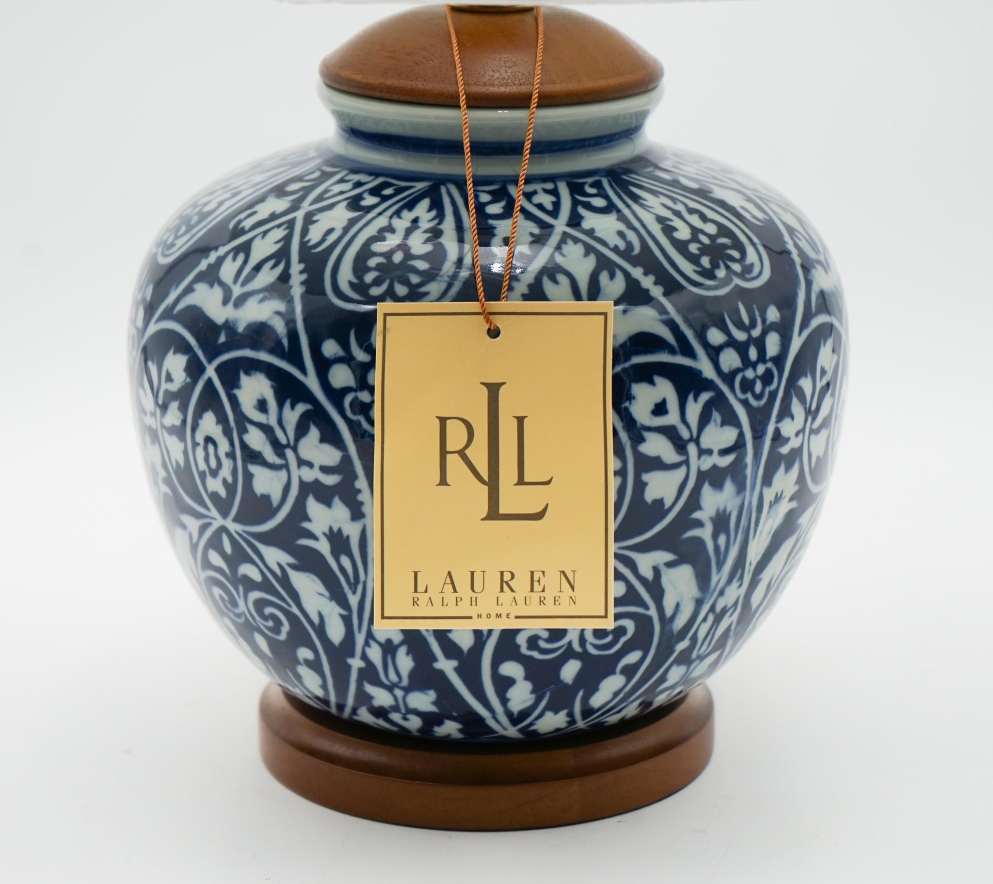 PAIR DE LAMPES DE TABLE EN CERAMIQUE RALPH LAUREN EX DISPLAY INCLUANT LES COUCHES (1/2) Bon état - En vente à Pulborough, GB