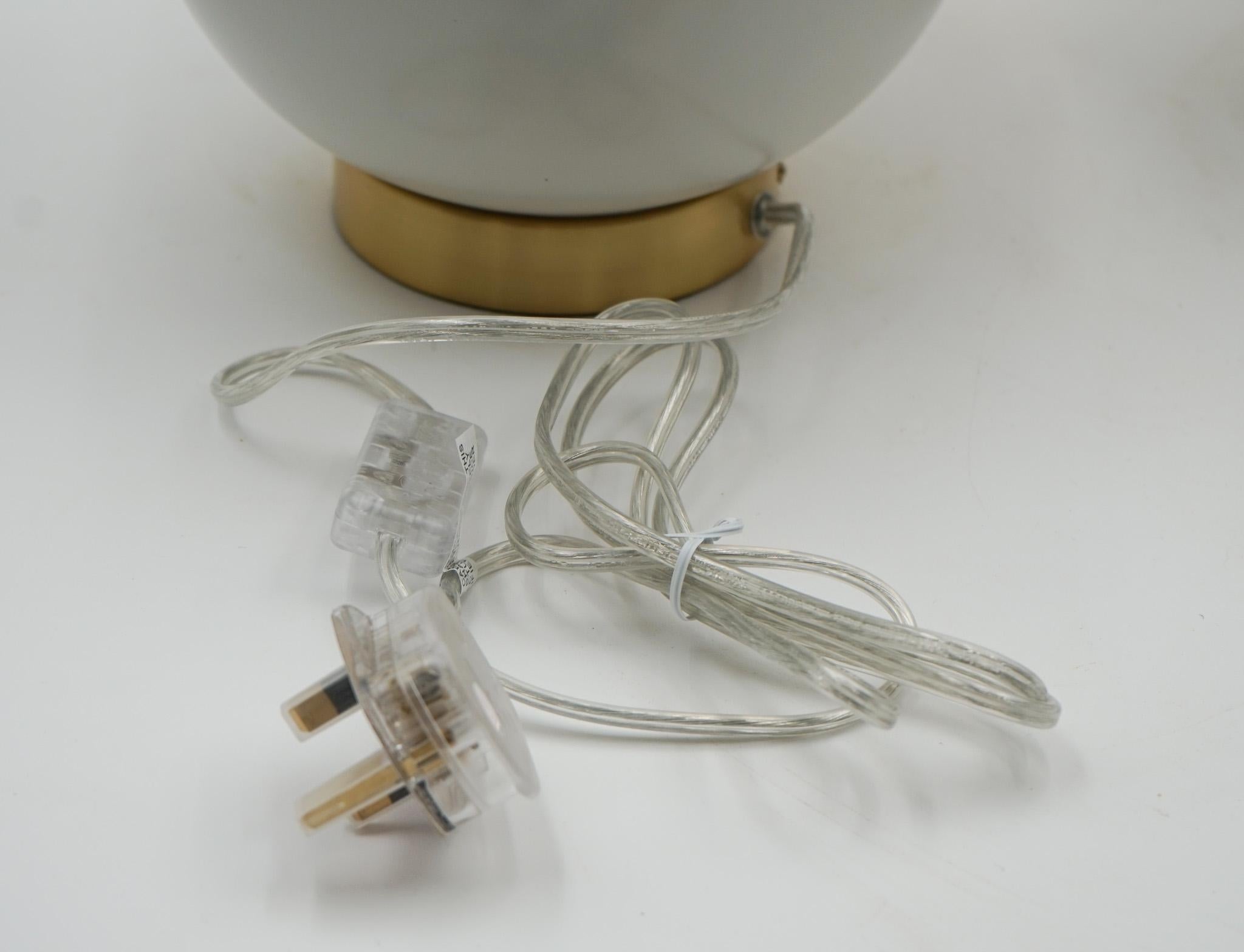 
Antigüedades de Londres


Un sofisticado par de lámparas de sobremesa de cerámica azul y blanca de Lauren Ralph Lauren, con un intrincado motivo floral y una elegante base de madera con detalles de latón. Cada lámpara incluye su etiqueta original