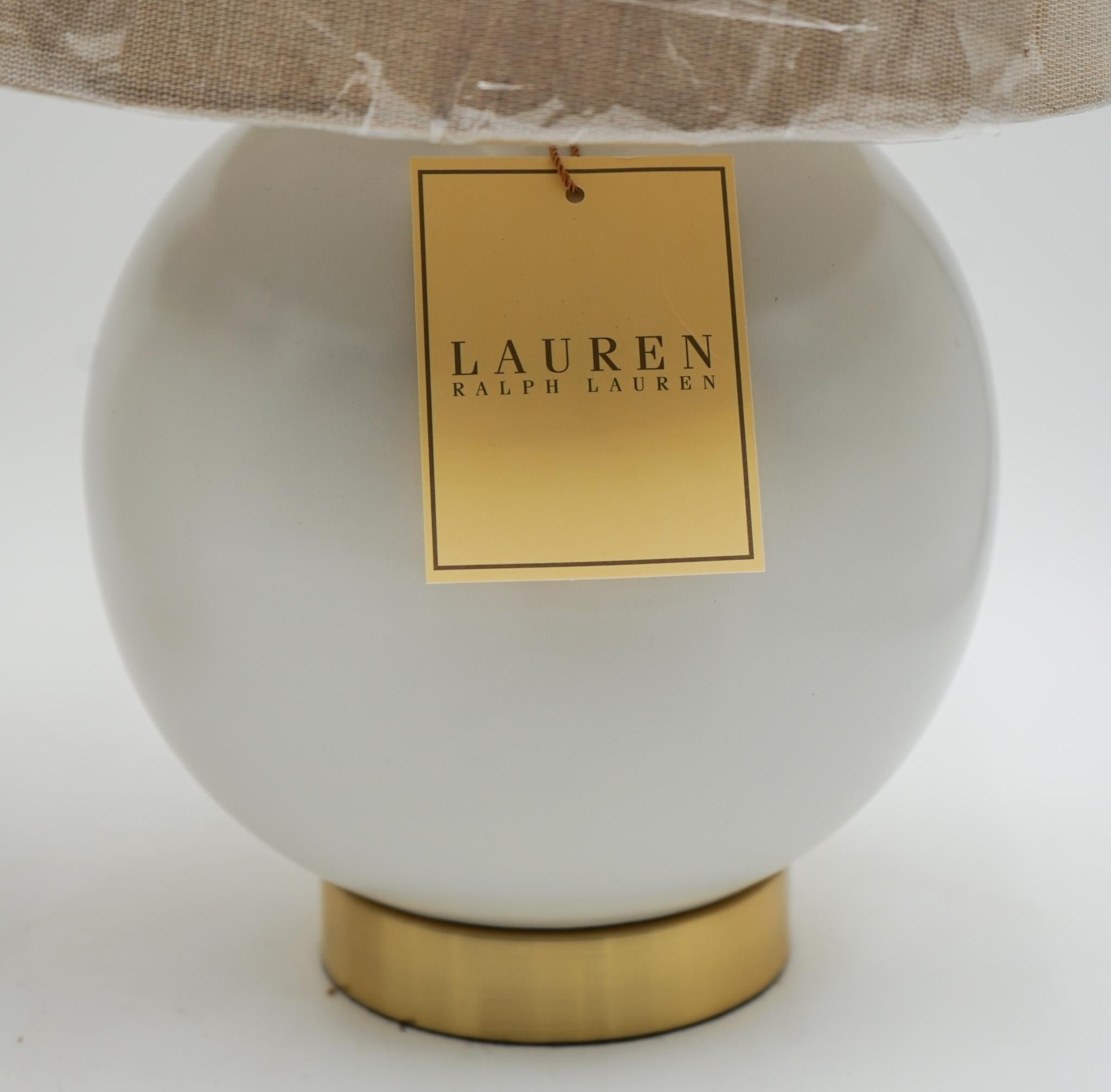 PAR DE LÁMPARAS DE MESA DE CERÁMICA BLANCA RALPH LAUREN EX DISPLAY INCLUYENDO SOMBRAS (1/2) Británico en venta
