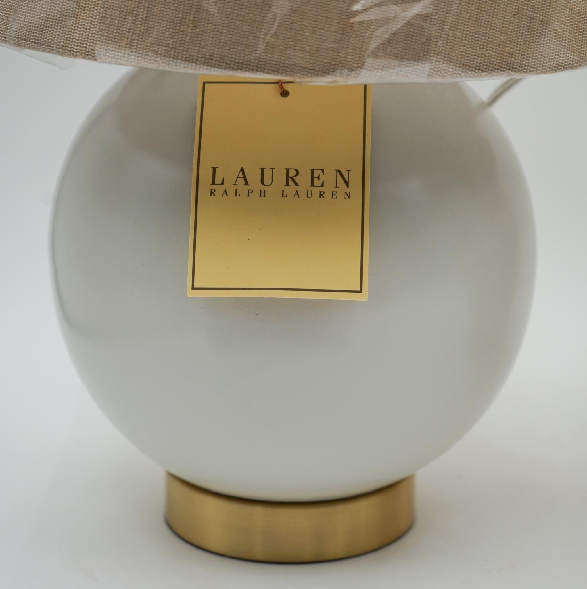 PAR DE LÁMPARAS DE MESA DE CERÁMICA BLANCA RALPH LAUREN EX DISPLAY INCLUYENDO SOMBRAS (1/2) en Bueno estado para la venta en Pulborough, GB