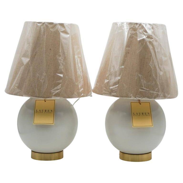 PAR DE LÁMPARAS DE MESA DE CERÁMICA BLANCA RALPH LAUREN EX DISPLAY INCLUYENDO SOMBRAS (1/2) en venta