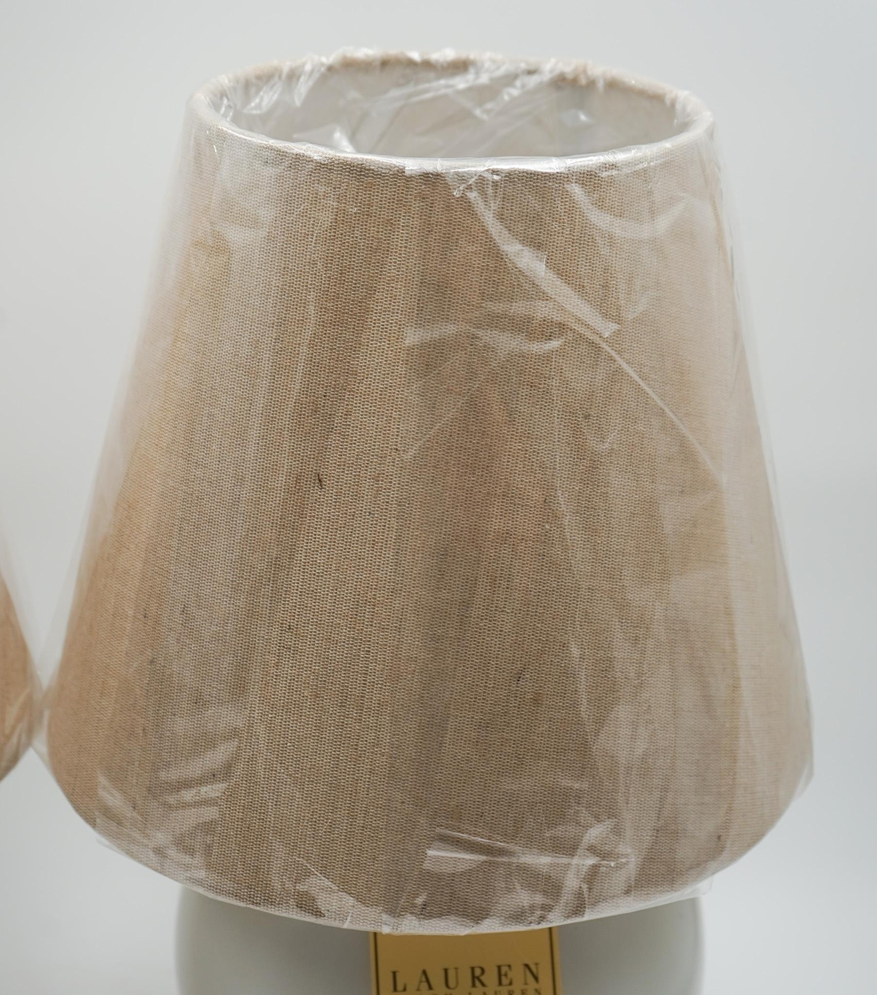 PAR DE LÁMPARAS DE MESA DE CERÁMICA BLANCA RALPH LAUREN EX DISPLAY INCLUYENDO SOMBRAS (2/2) Británico en venta