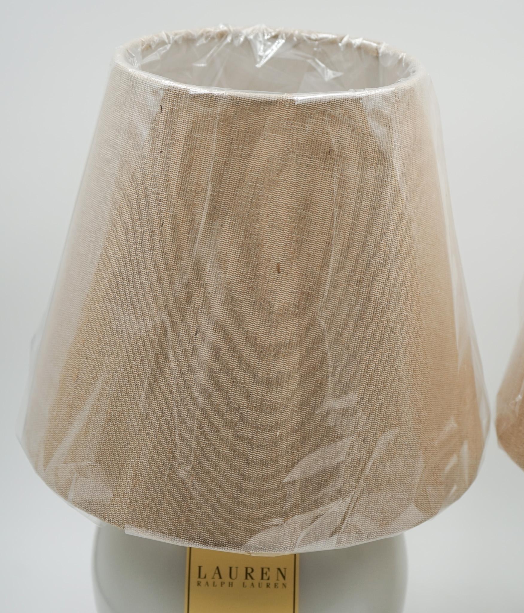 PAR DE LÁMPARAS DE MESA DE CERÁMICA BLANCA RALPH LAUREN EX DISPLAY INCLUYENDO SOMBRAS (2/2) en Bueno estado para la venta en Pulborough, GB