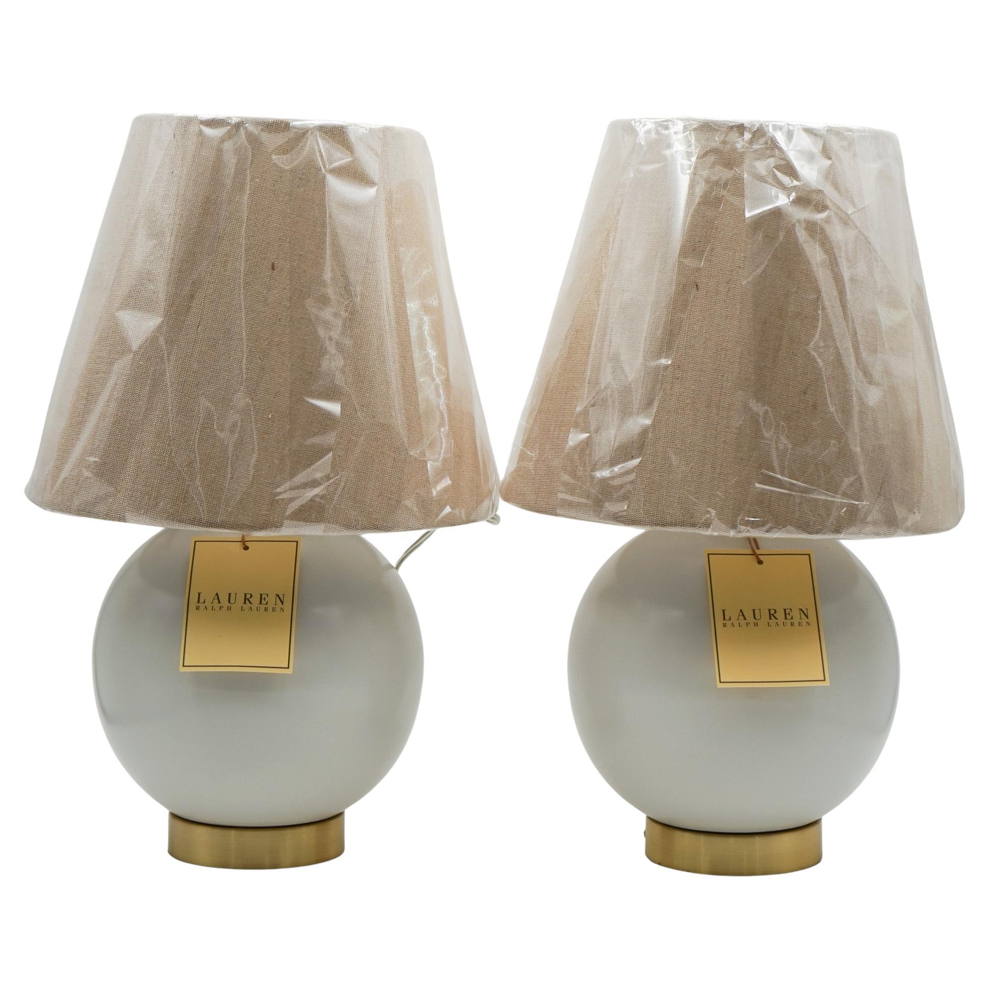 PAIRE DE LAMPES DE TABLE RALPH LAUREN EX DISPLAY EN CERAMIQUE BLANCHE INCLUANT LES COUCHES (2/2)