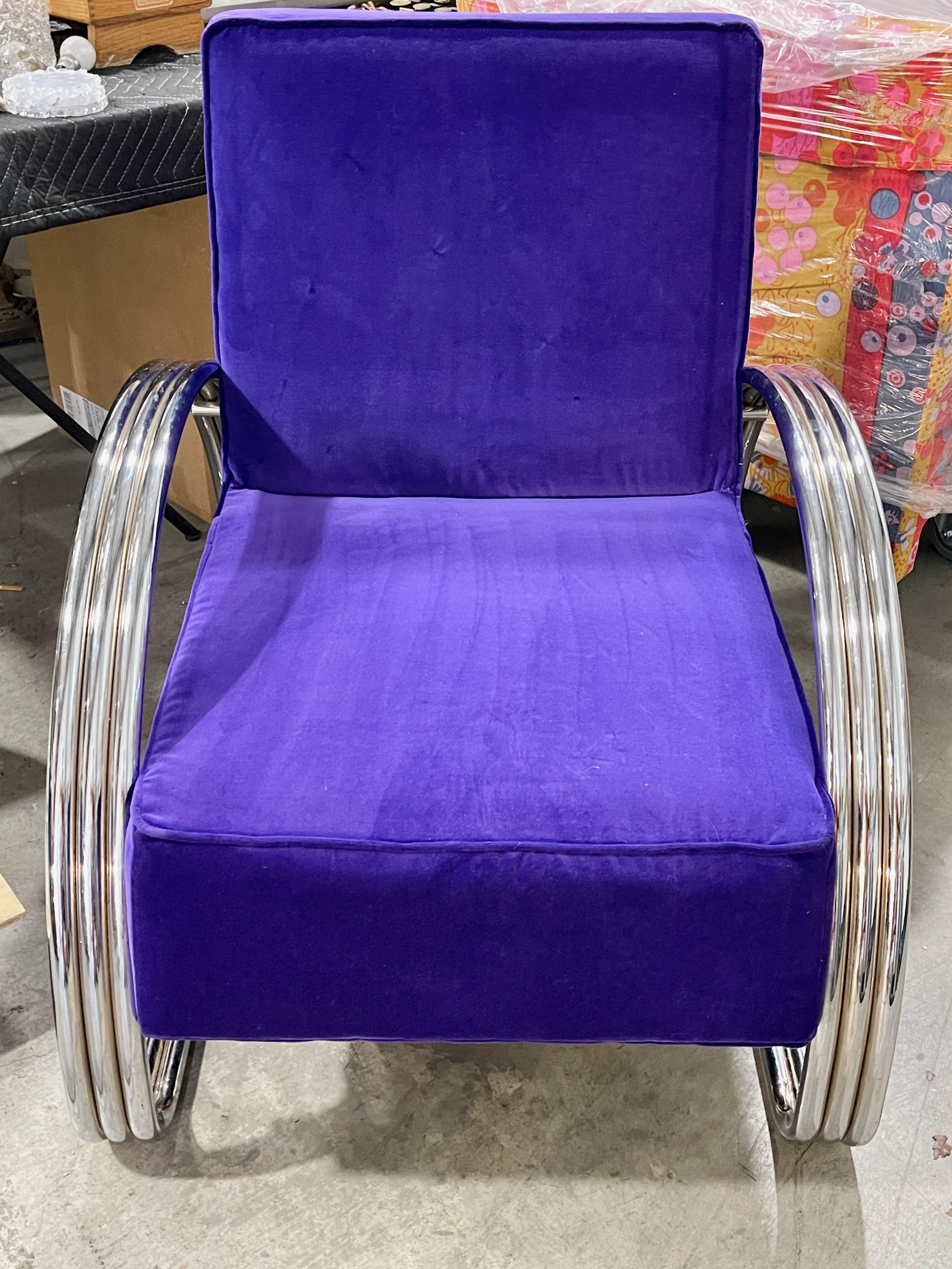 Ein Paar KEM Weber Sessel im Art Deco Stil von Ralph Lauren Home mit dem Namen Hudson Street Lounge Chair.
Der Rahmen ist aus poliertem Edelstahl mit drei Bändern und einer spiegelverchromten Oberfläche.
Von uns neu gepolstert (Dez. 2023) in einem