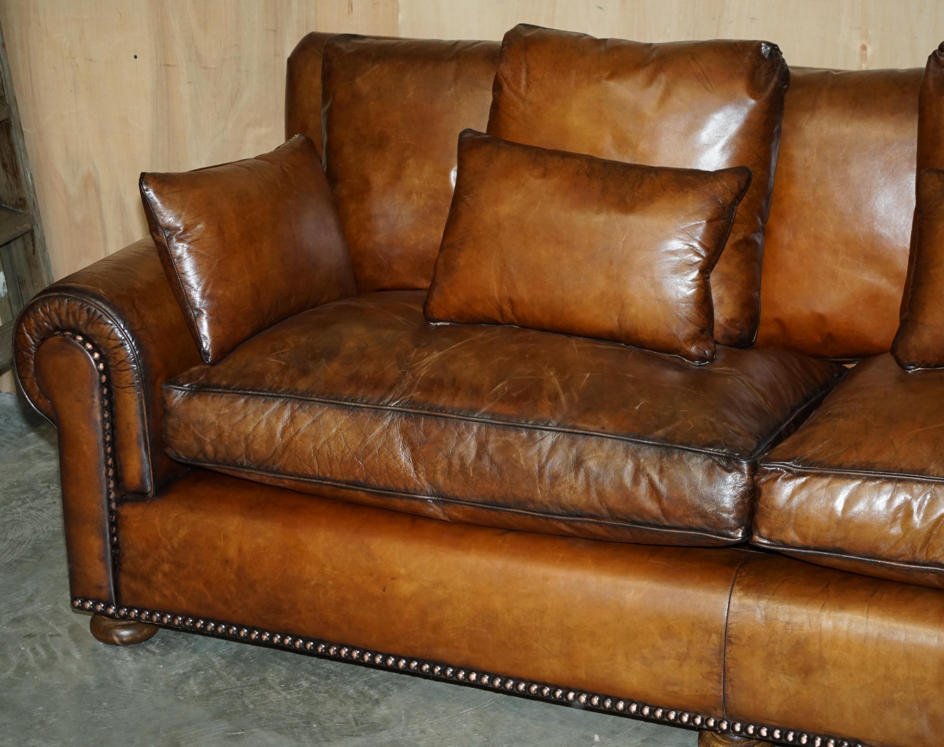 PAR DE SOFÁS RALPH LAUREN JAMAICA RESTAURADO HERENCIA DE CUERO MARRÓN en Bueno estado para la venta en West Sussex, Pulborough