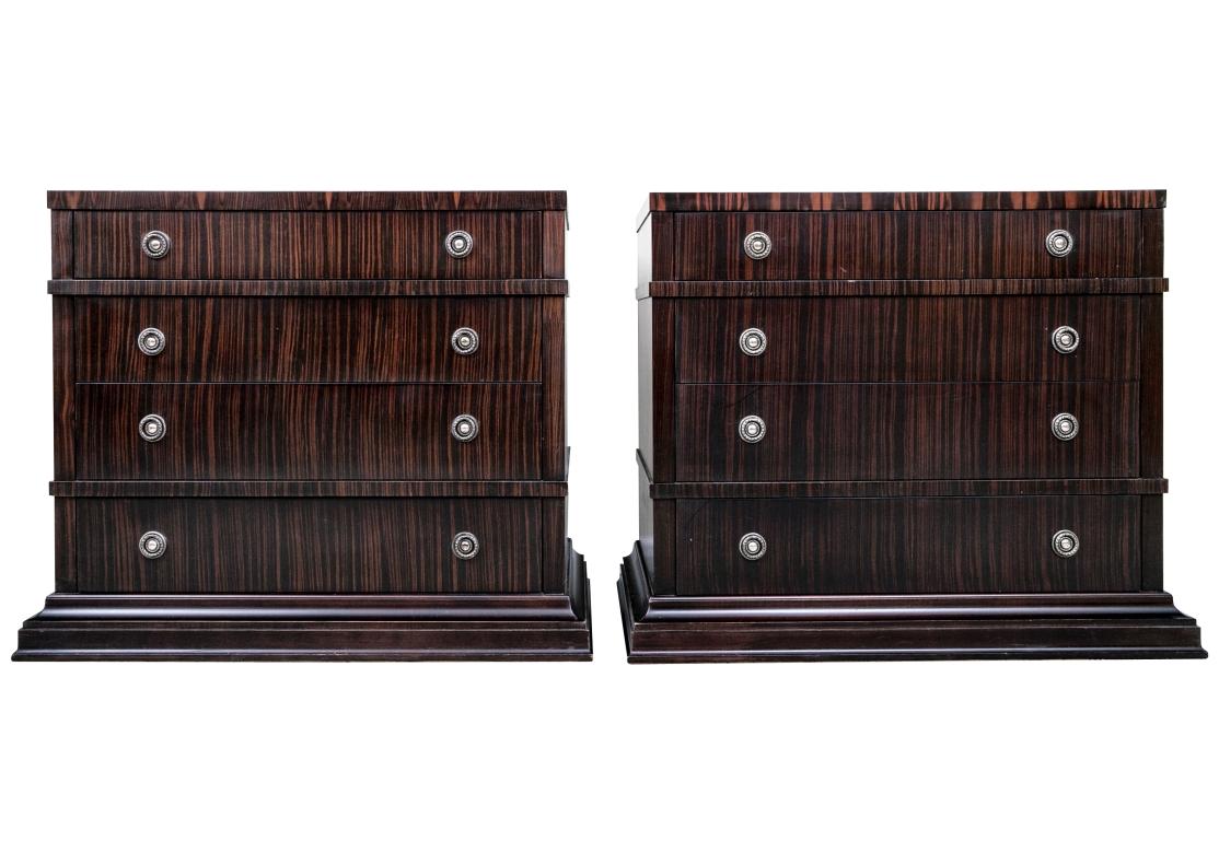Da Ralph Lauren una coppia di armadietti a tre cassetti abbinati con proporzioni raffinate e impiallacciature in legno di Macassar dalla grana ricca e dalla profondità e dal colore intensi. Le cassettiere sono costruite interamente in legno e sono
