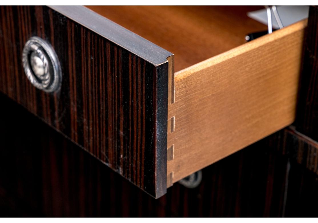 Mid-Century moderno Coppia di cassettiere a tre cassetti di Ralph Lauren Macassar da restaurare in vendita