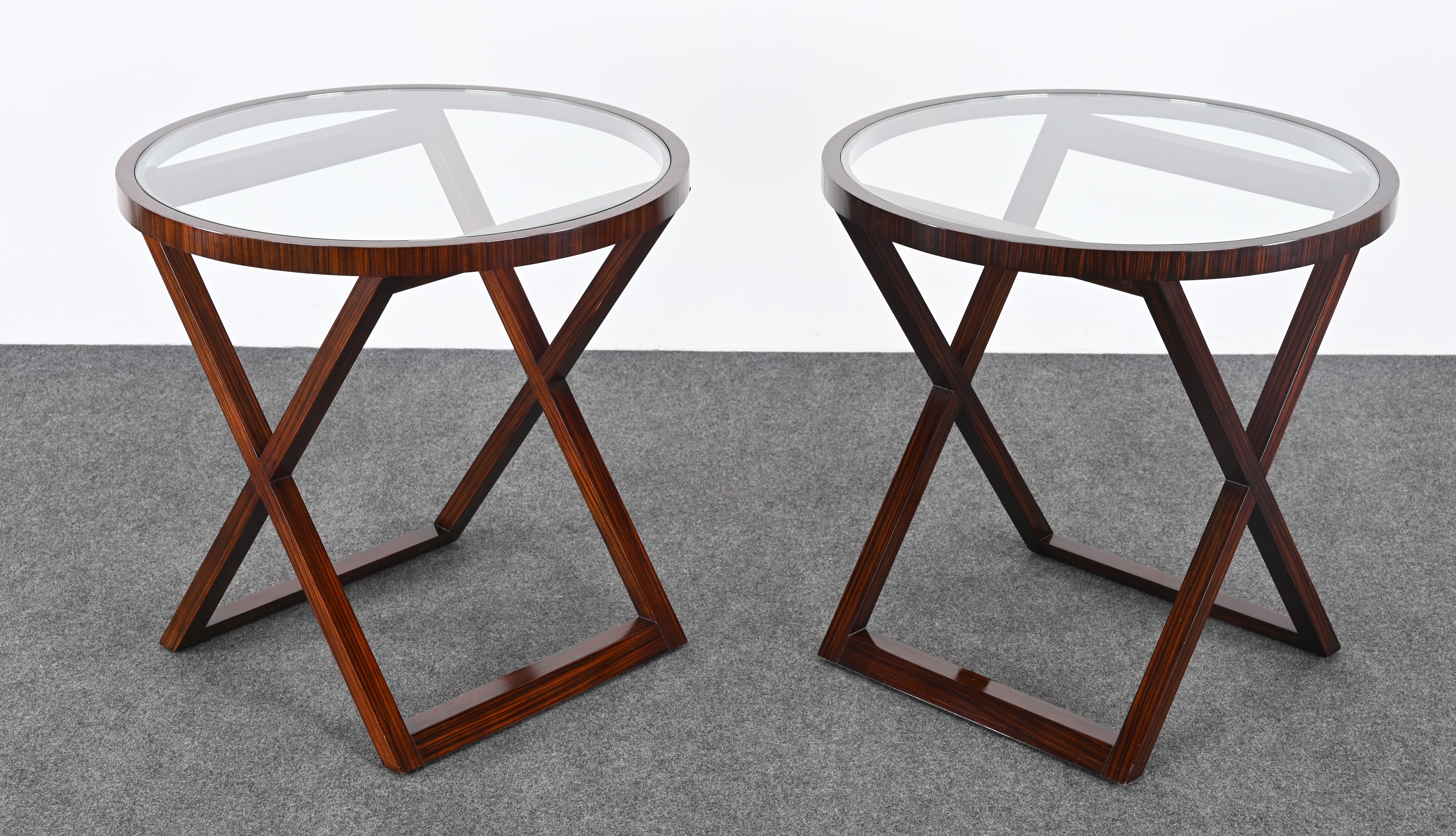 Questa raffinata coppia di tavolini in legno di palissandro Ralph Lauren Mercer incarna l'impegno del marchio per il design di lusso e la qualità artigianale. Realizzati in ricco legno di palissandro con finitura lucida, i tavoli presentano linee