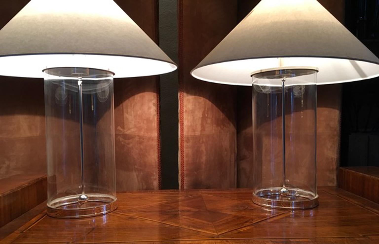 This pair of modern glass and polished silver table lamps, are part of the untimeless home collection by Ralph Lauren.
The shape of this model is perfect to put on the side tables in a living room, or an important console: they can't be ignored for