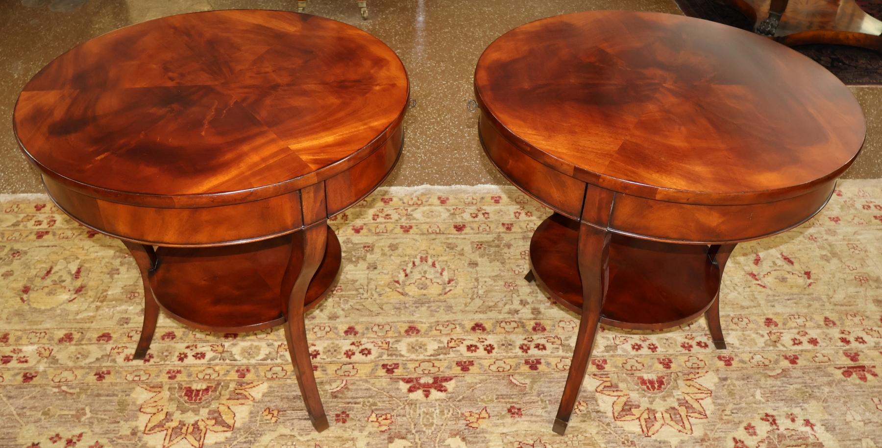 Paire de tables d'appoint à lampe en acajou Ralph Lauren Noble Estate en vente 4