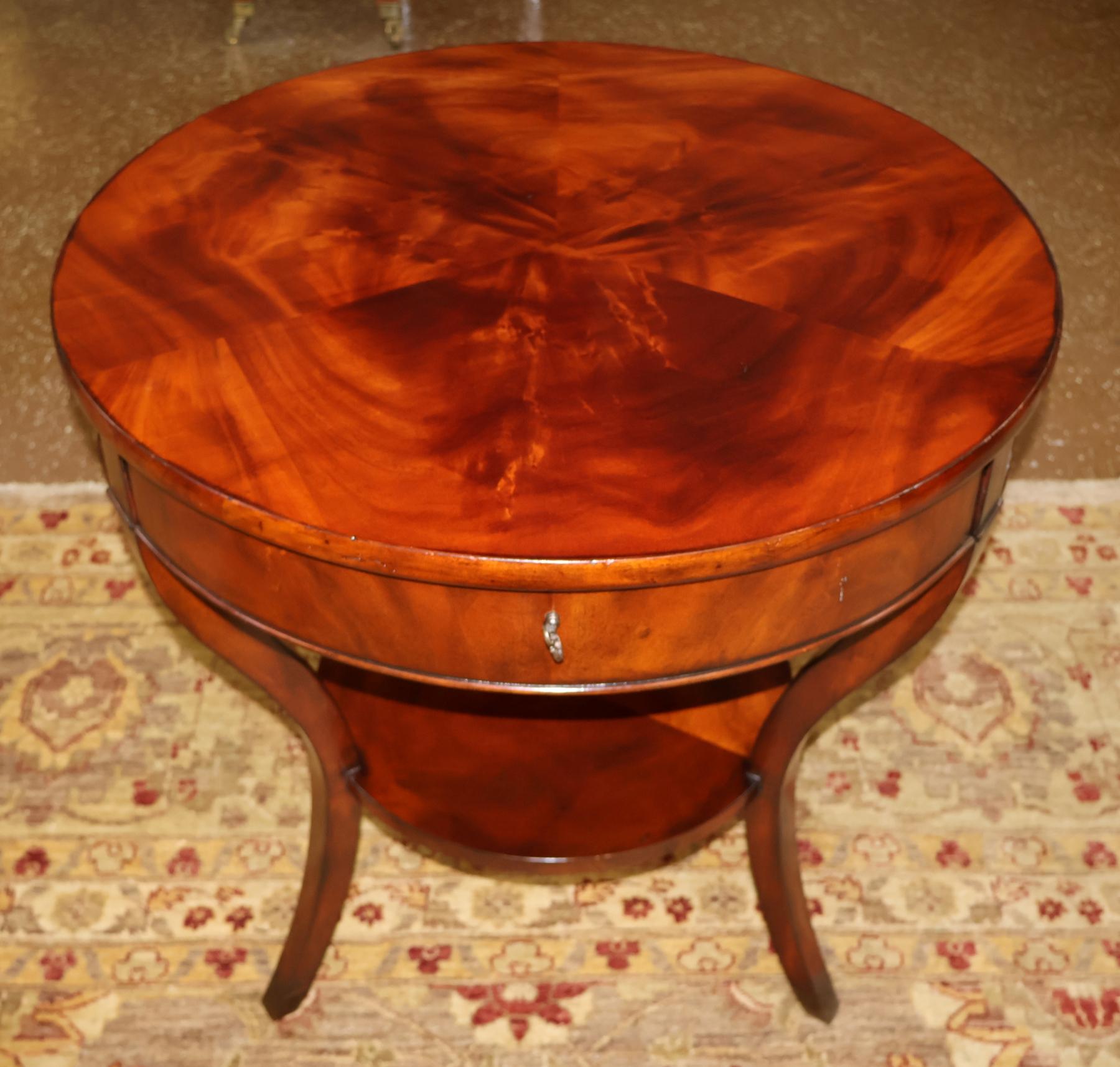 Paire de tables d'appoint à lampe en acajou Ralph Lauren Noble Estate en vente 5