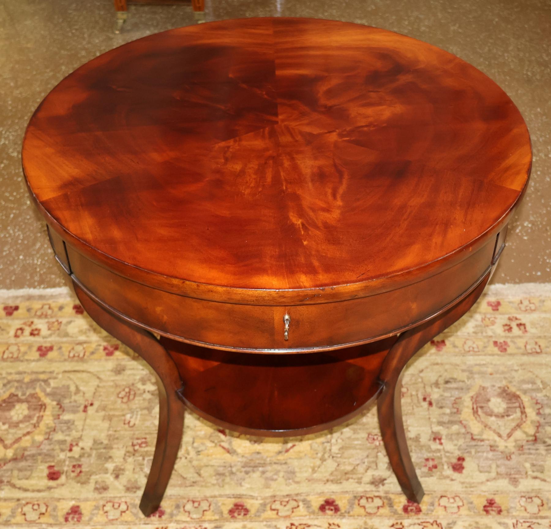 Paire de tables d'appoint à lampe en acajou Ralph Lauren Noble Estate en vente 7