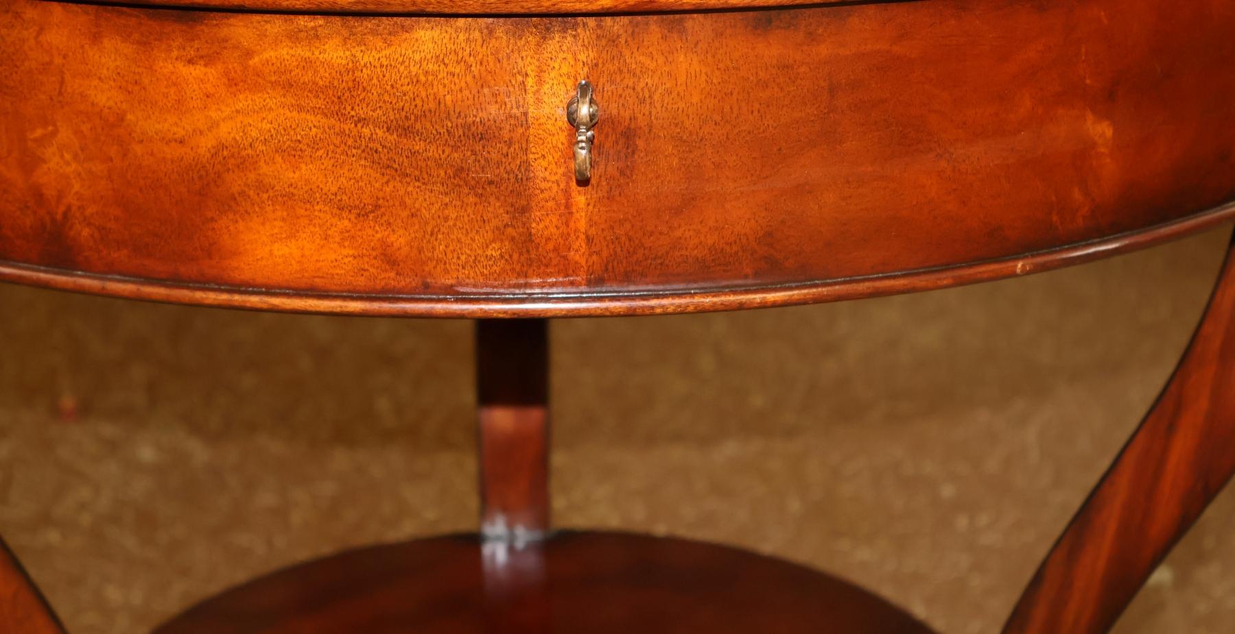 Paire de tables d'appoint à lampe en acajou Ralph Lauren Noble Estate en vente 11