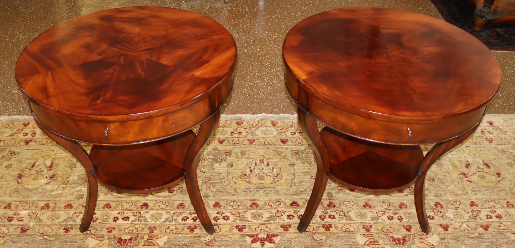 Paire de tables d'appoint à lampe en acajou Ralph Lauren Noble Estate

Dimensions : 30