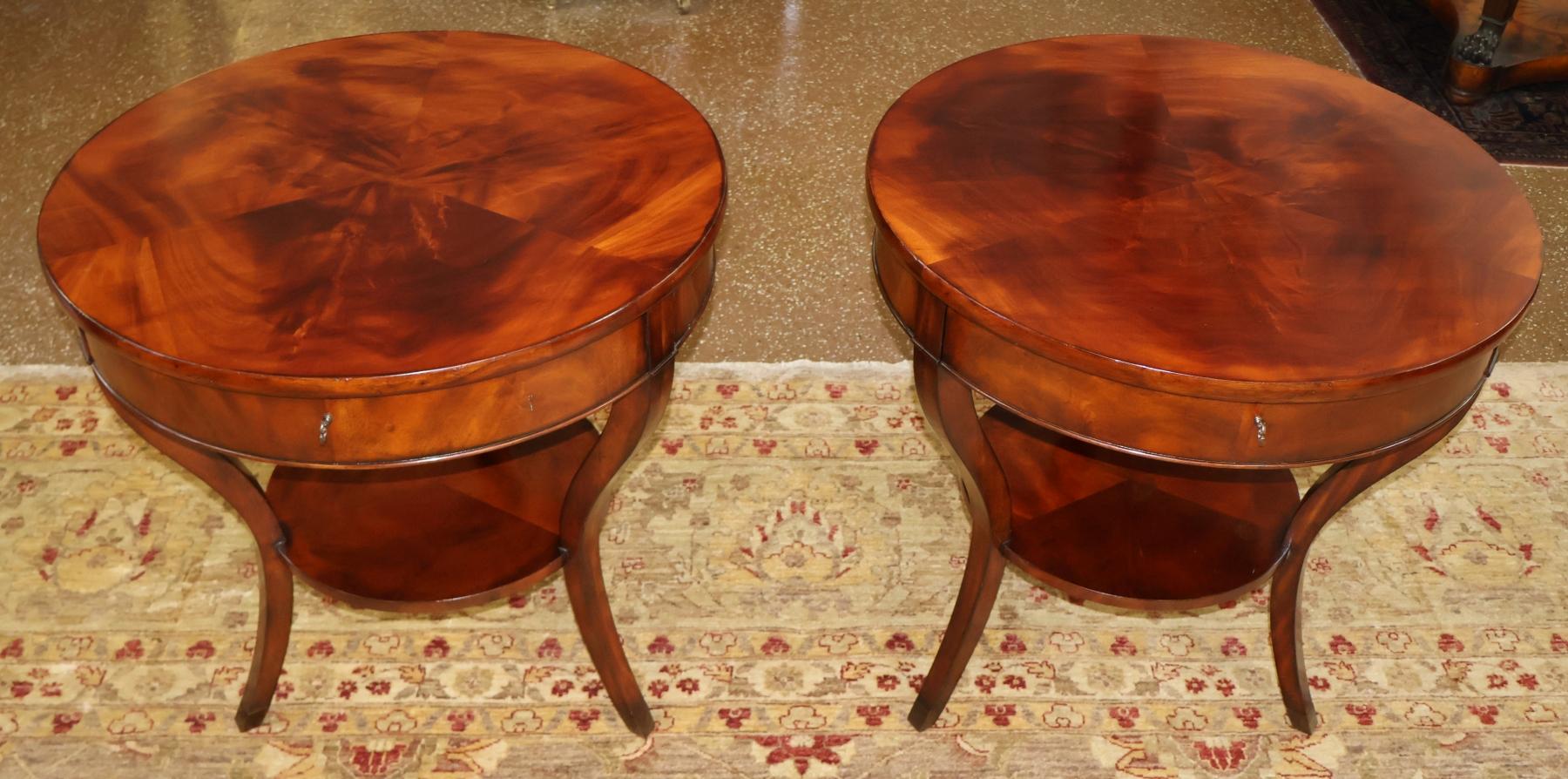 Regency Paire de tables d'appoint à lampe en acajou Ralph Lauren Noble Estate en vente