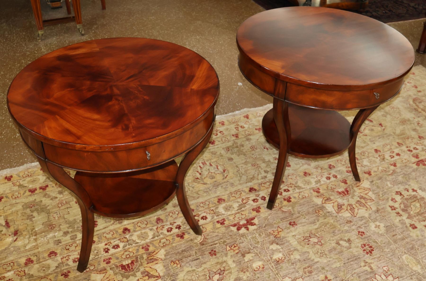 Américain Paire de tables d'appoint à lampe en acajou Ralph Lauren Noble Estate en vente