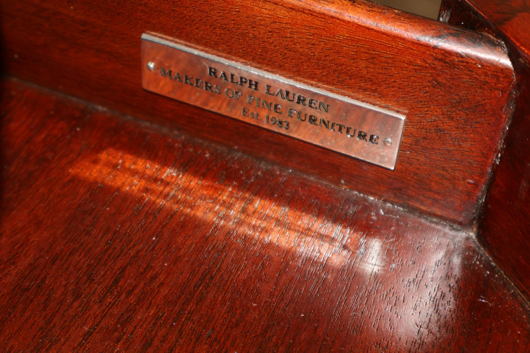 Acajou Paire de tables d'appoint à lampe en acajou Ralph Lauren Noble Estate en vente