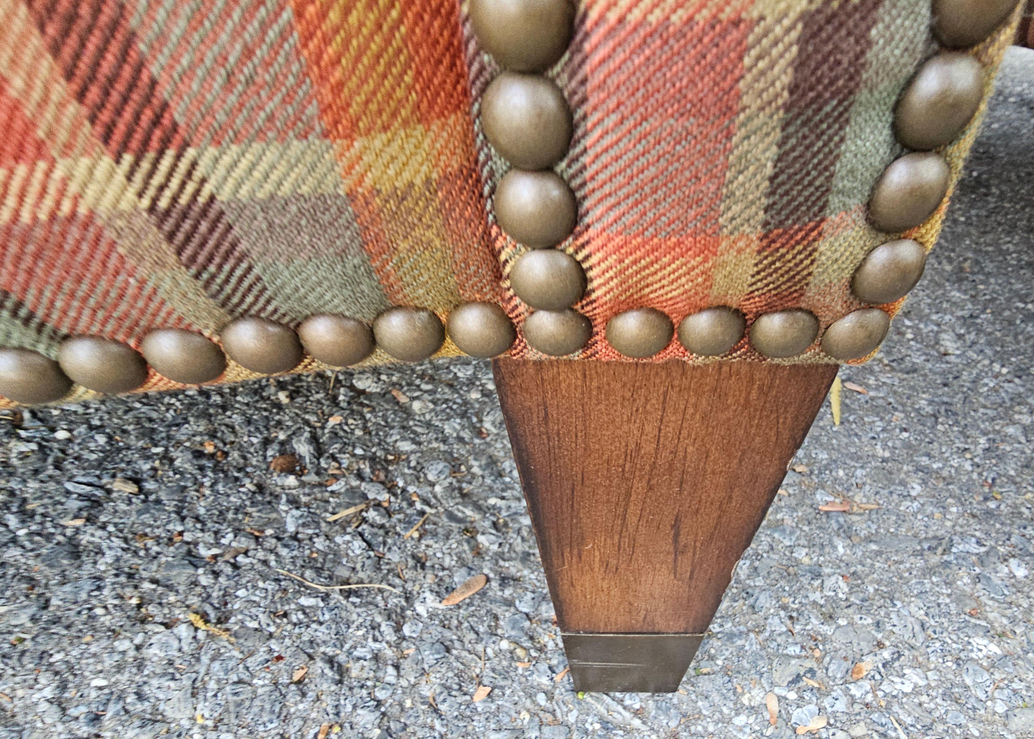 Ein Paar Ralph Lauren Plaid gepolstert Rolled Arms Lounge Chairs. 
Guter Vintage By Zustand
Die Größe ist 35