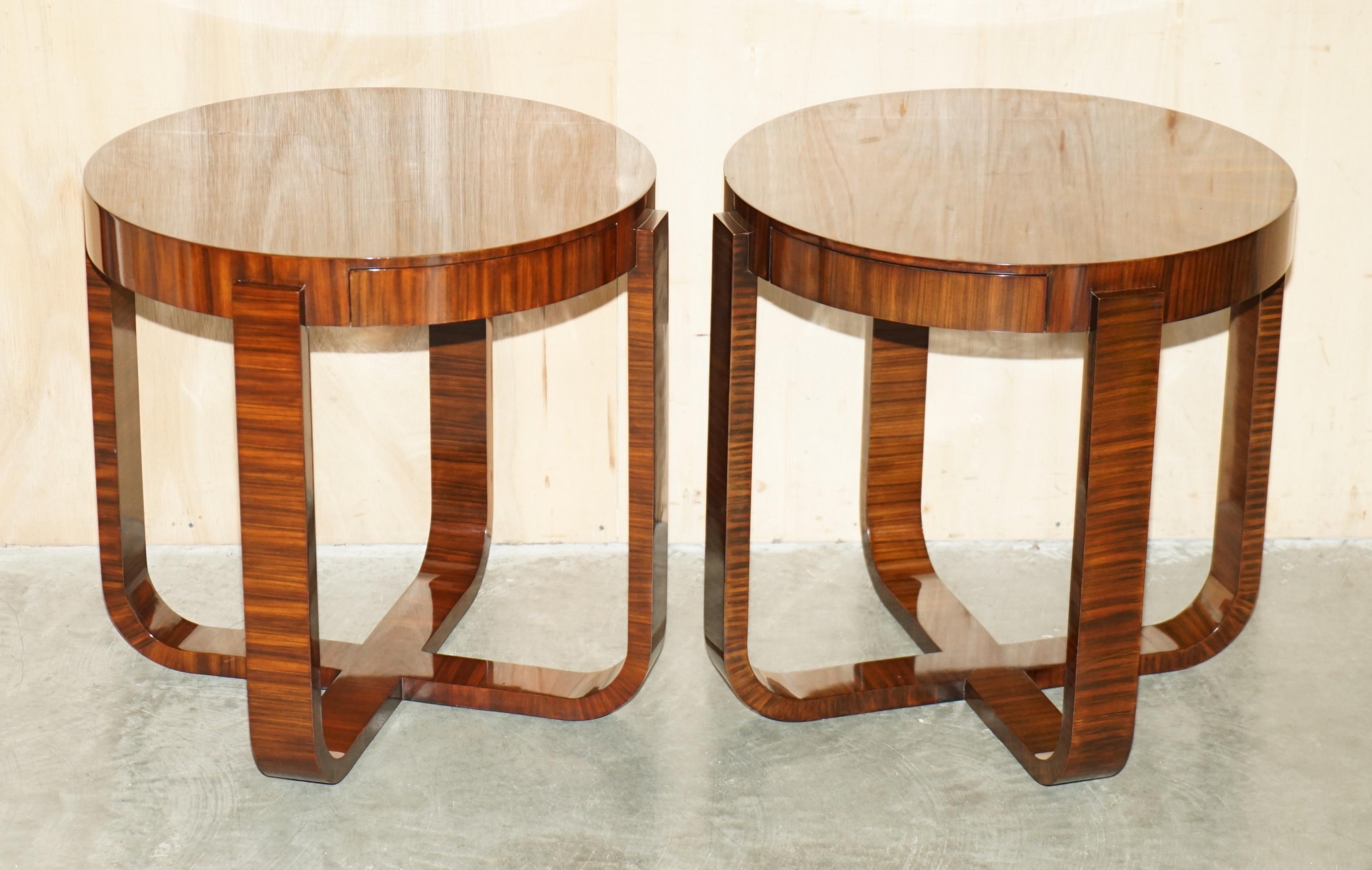 Royal House Antiques

The House Antiques a le plaisir de proposer à la vente cette superbe paire de tables d'appoint rondes en ébène de Macassar de Ralph Lauren avec tiroirs simples.

Veuillez noter que les frais de livraison indiqués sont donnés à