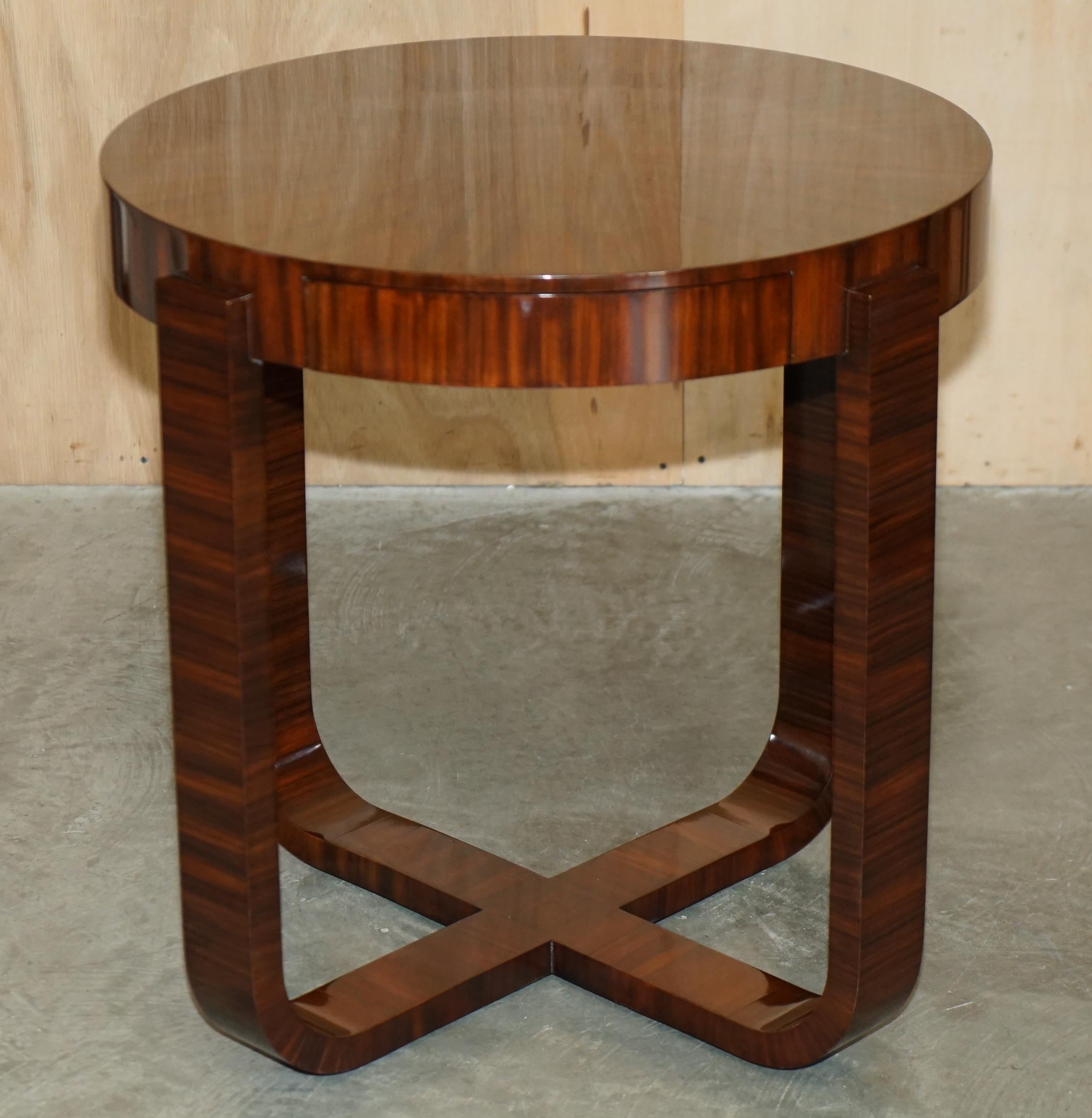Fait main Paire de TABLES OCCASIONALES RALPH LAUREN SINGLE DRAWER ROUND MACASSAR TABLE SIDE en vente