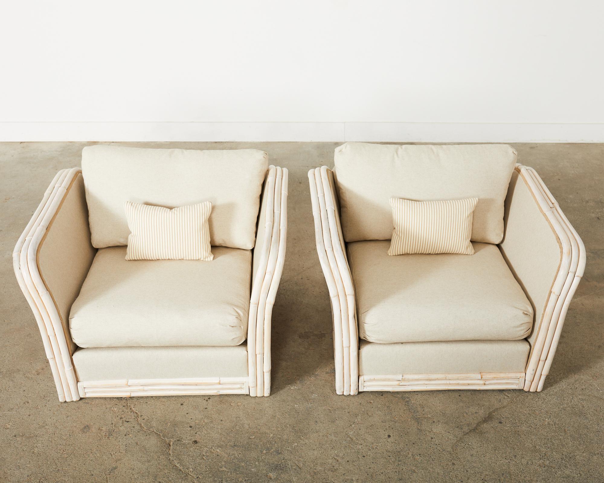 Paire de chaises longues en rotin et bambou cérusé de style Ralph Lauren Bon état - En vente à Rio Vista, CA