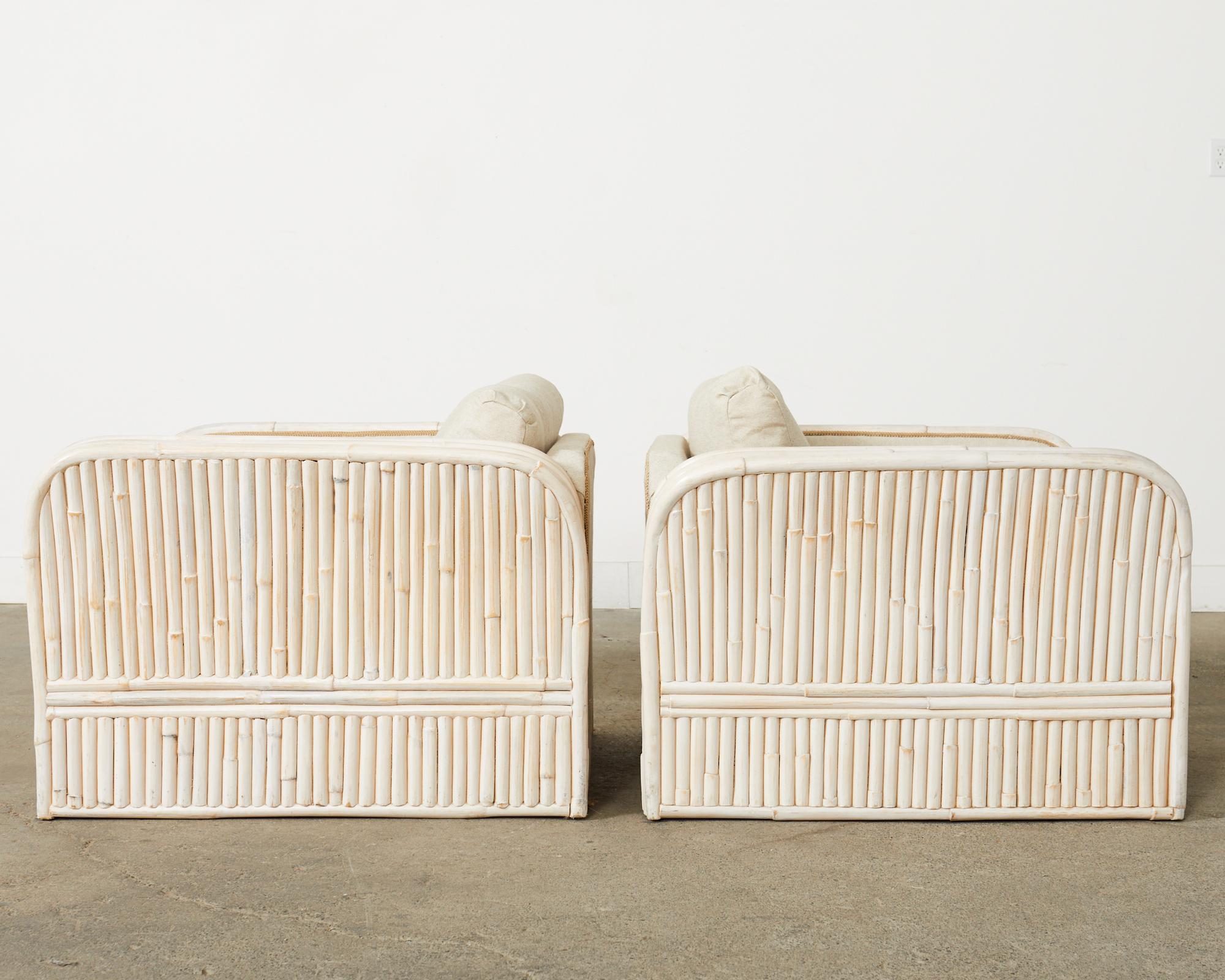 20ième siècle Paire de chaises longues en rotin et bambou cérusé de style Ralph Lauren en vente
