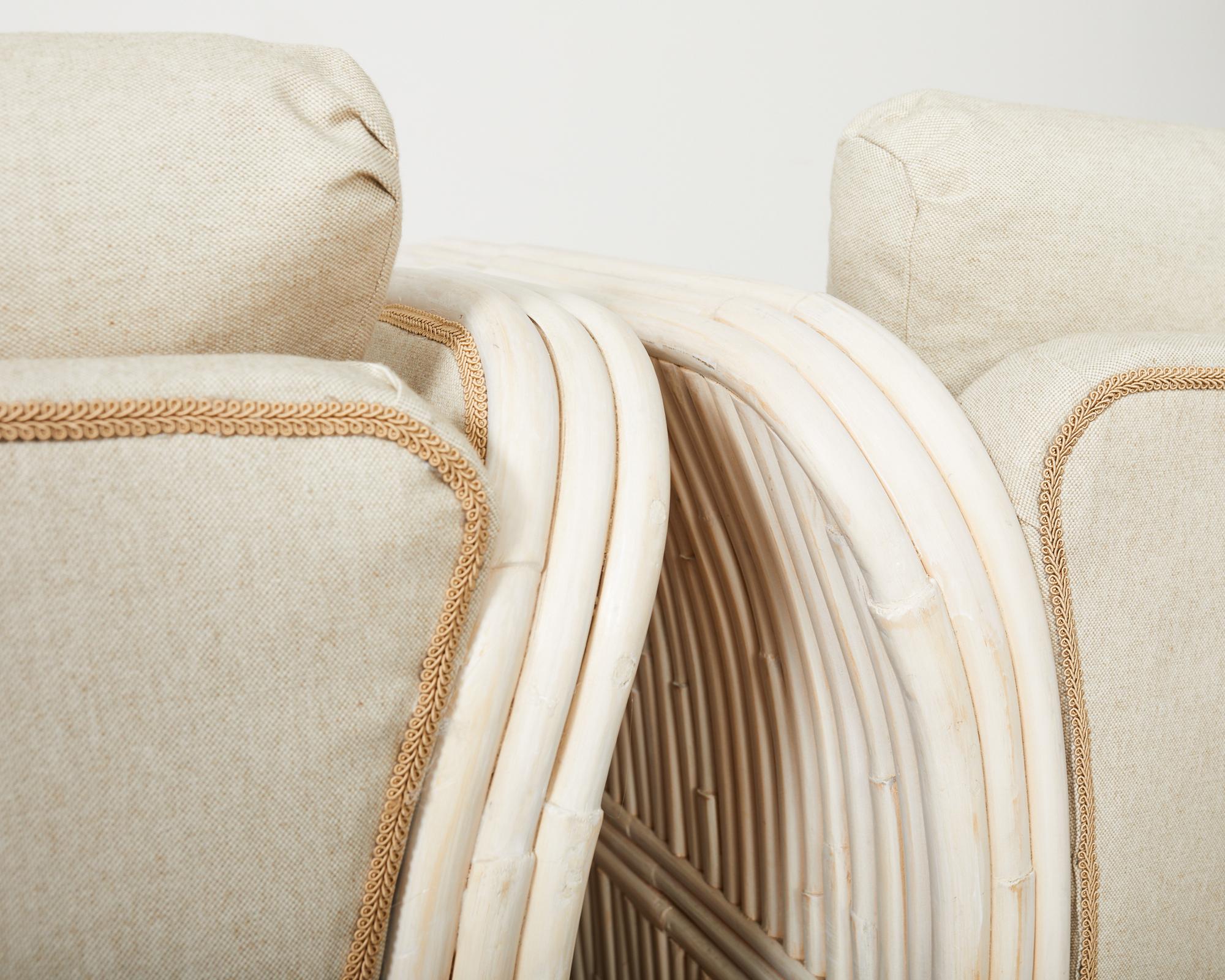 Tissu Paire de chaises longues en rotin et bambou cérusé de style Ralph Lauren en vente
