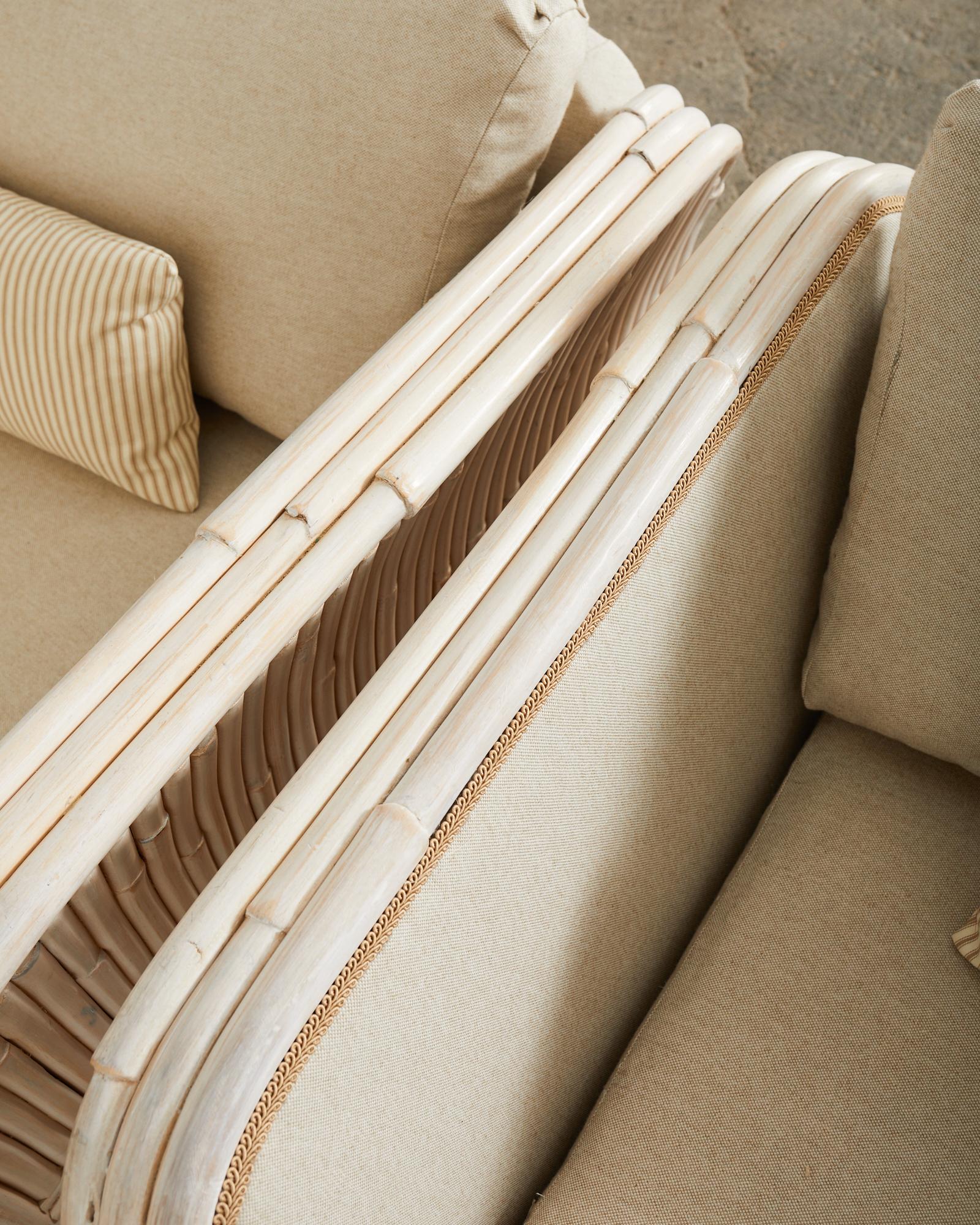Paire de chaises longues en rotin et bambou cérusé de style Ralph Lauren en vente 2