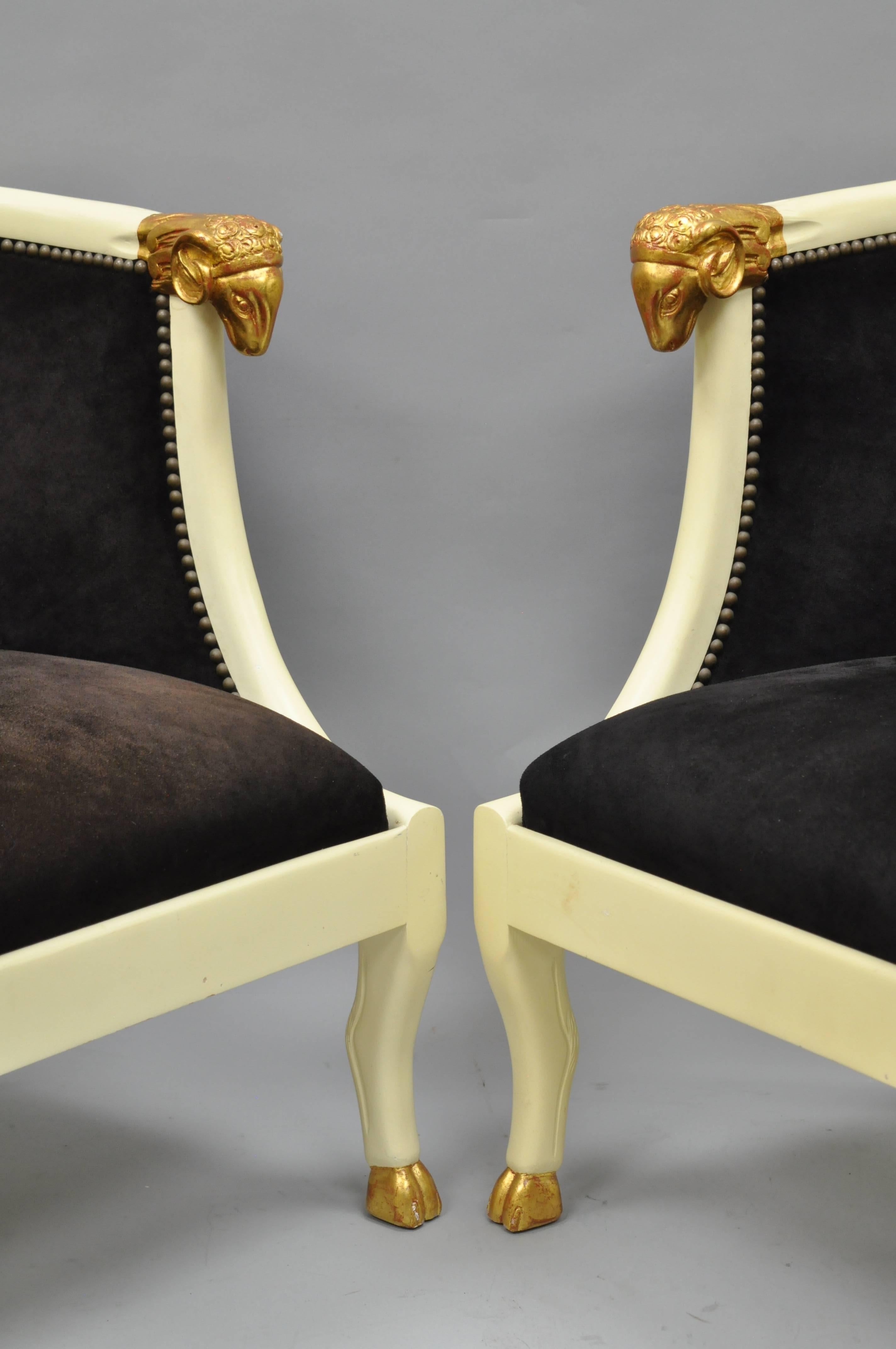 XX secolo Coppia di sedie con schienale a botte in stile neoclassico Regency a testa di ariete con piedi a zoccolo