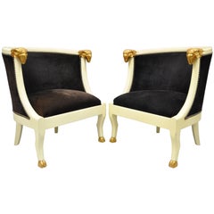 Coppia di sedie con schienale a botte in stile neoclassico Regency a testa di ariete con piedi a zoccolo