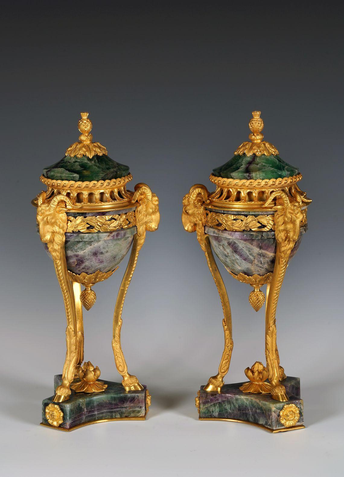 Diametro della base: 16 cm
Provenienza : Collezione Michahelles, Amburgo

Bellissima coppia di bruciaprofumi in fluorite in stile Luigi XVI con elegante montatura in bronzo cesellato e dorato. Il coperchio sormontato da un seme in bronzo dorato